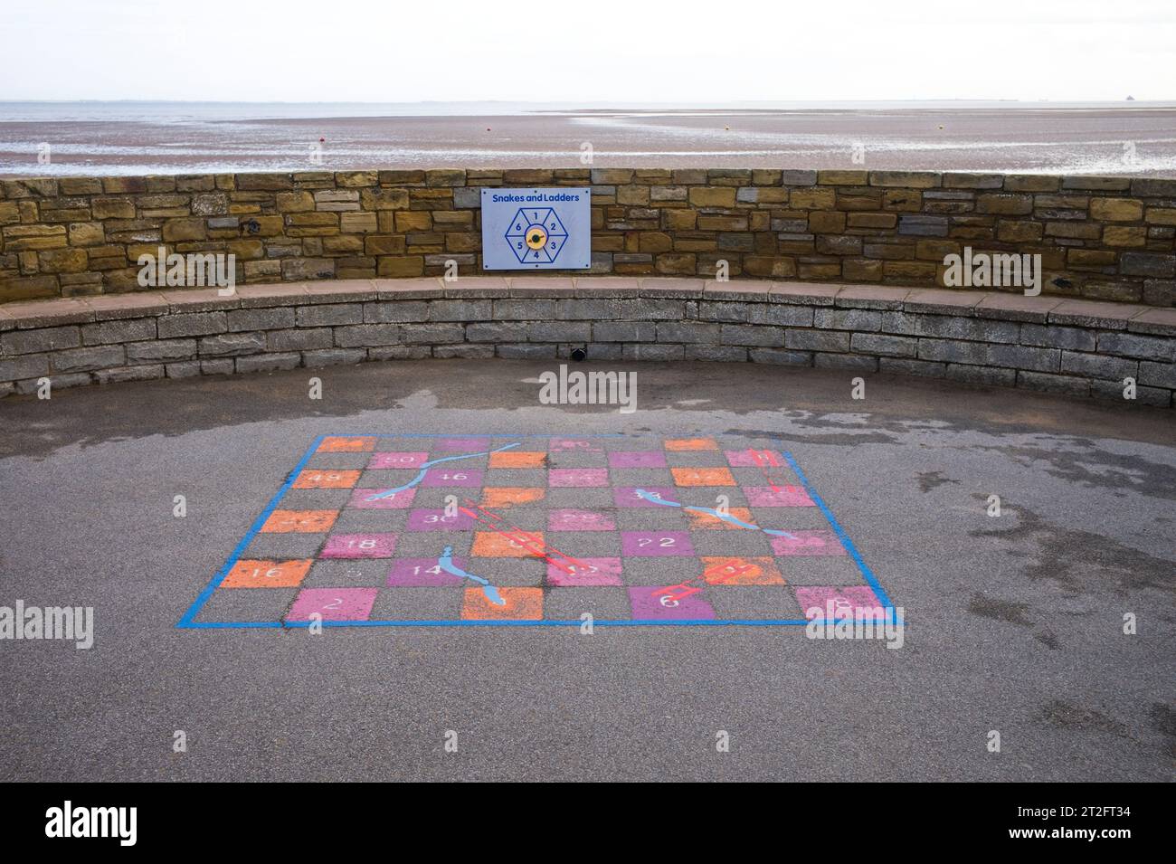 Un jeu peint de serpents et d'échelles sur le front de mer à Cleethorpes Banque D'Images