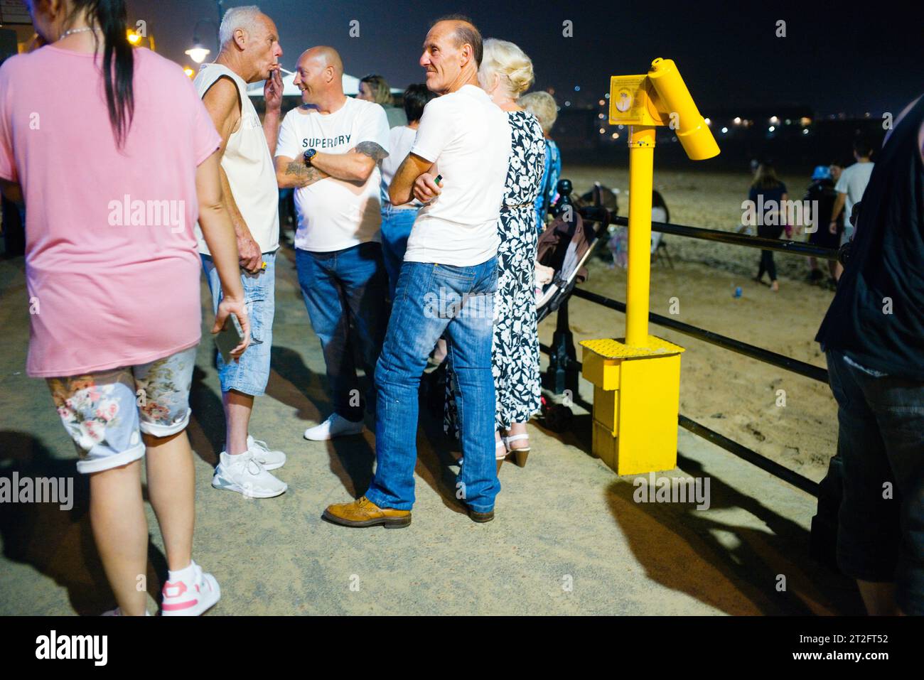 Un groupe de personnes âgées sur le front de mer de Scarborough la nuit Banque D'Images