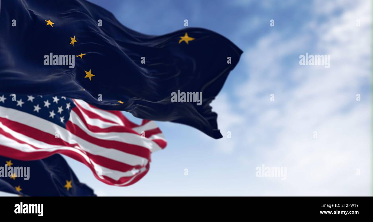 Les drapeaux américains et d'Alaska ondulent dans le vent contre un ciel bleu incarnant un sentiment de patriotisme et de fierté pour leurs régions respectives. illustration 3d. Banque D'Images