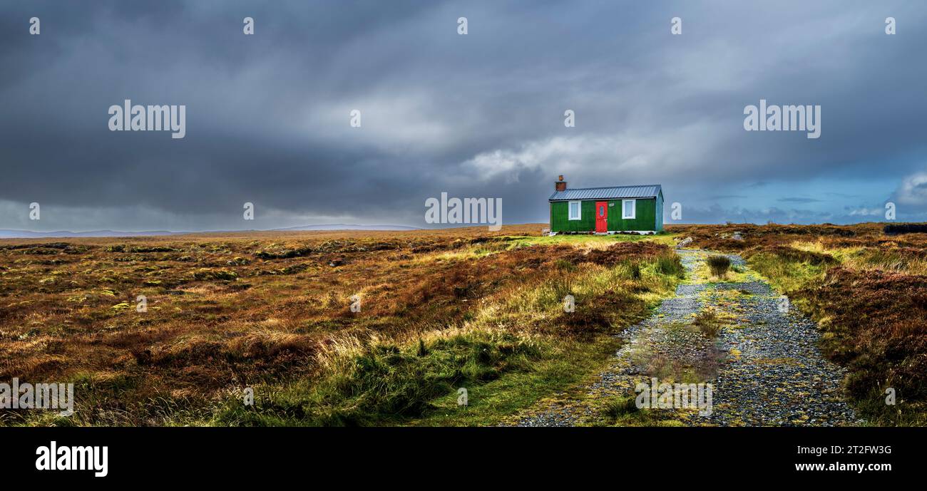 Une petite demeure éloignée sur le côté de l'A858 sur l'île de Lewis, Hébrides extérieures, Écosse Banque D'Images