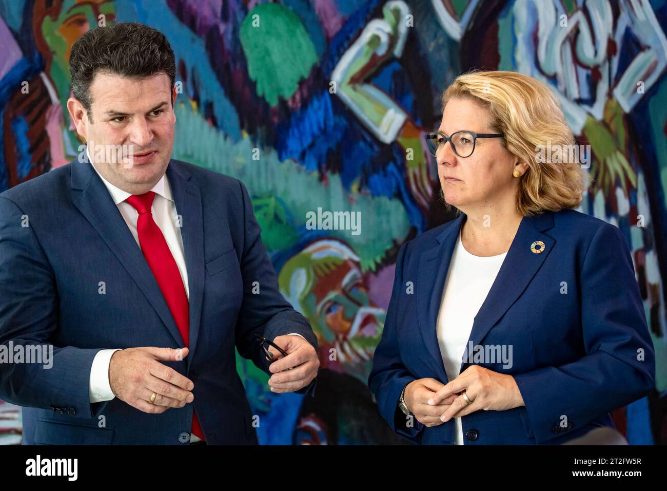 Bundesarbeitsminister Hubertus Heil L mit Bundesentwicklungsministerin Svenja Schulze R vor der Kabinettssitzung im Bundeskanzleramt in Berlin am 11. Oktober 2023. Kabinettssitzung im Bundeskanzleramt *** Ministre fédéral du travail Hubertus Heil L avec la Ministre fédérale de la coopération économique et du développement Svenja Schulze R avant la réunion du Cabinet à la Chancellerie fédérale à Berlin le 11 octobre 2023 Réunion du Cabinet à la Chancellerie fédérale Banque D'Images