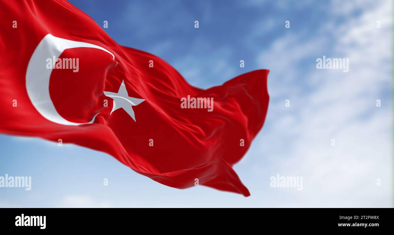 Drapeau national turc agitant dans le vent par temps clair. Drapeau rouge avec croissant blanc et étoile. Rendu d'illustration 3D. Tissu flottant. Sélectif Banque D'Images
