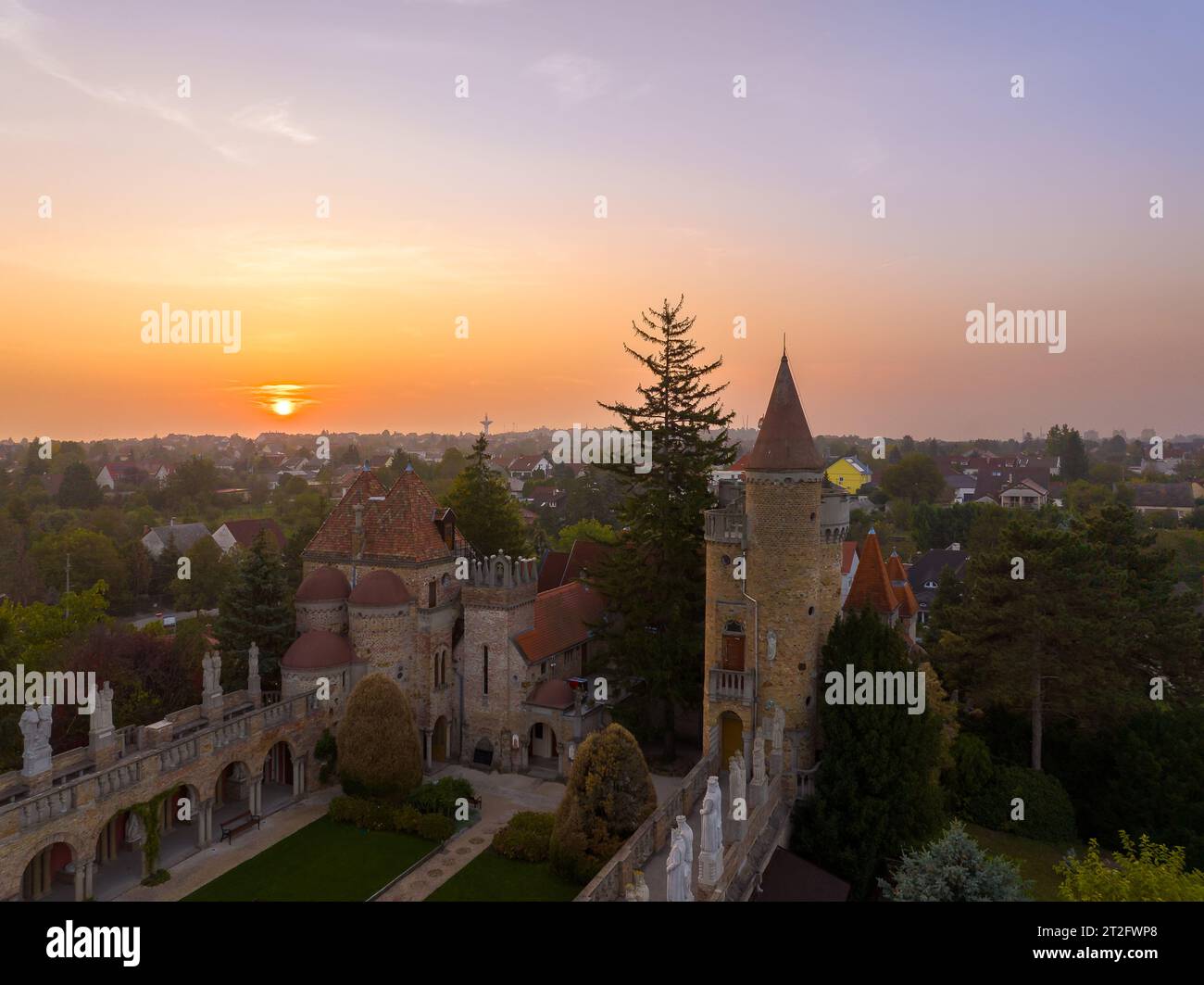 Le château de Bory est une attraction mignonne dans la ville de Szekesfehervar, Hongrie. Vue aérienne de l'étonnant bâtiment au lever du soleil. Banque D'Images