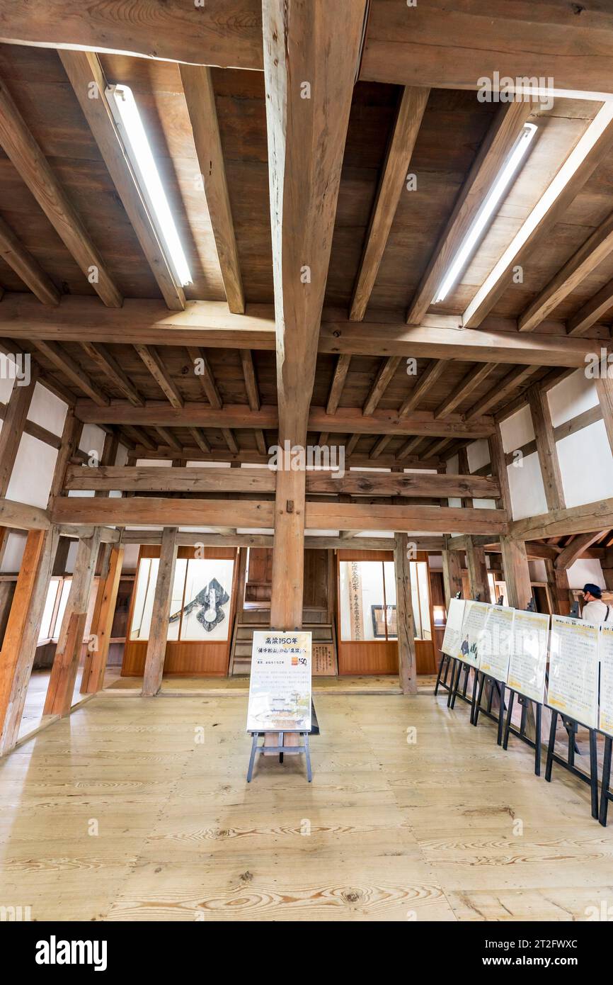 Intérieur du donjon du château de Bitchu Matsuyama. Le premier étage du bâtiment en bois avec une grande colonne centrale et des poutres en bois de soutien. Banque D'Images