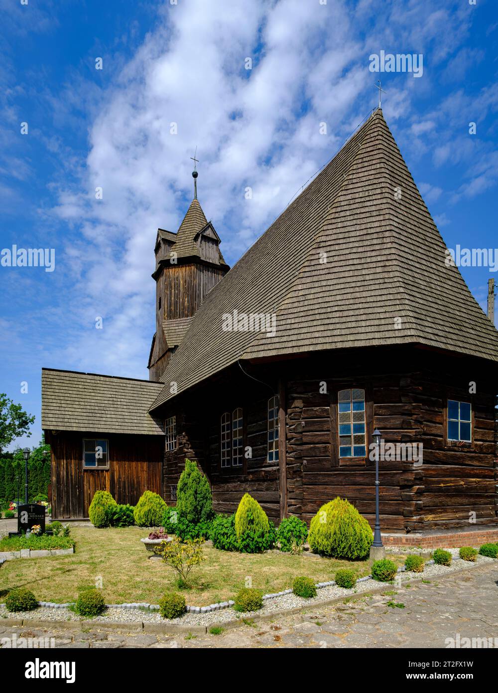 Schoenfeld Rough Timber Church of the Holy Trinity, un édifice classé de 1623 à Krzywiczyny (Schoenfeld), district de Kluczbork, Pologne. Banque D'Images
