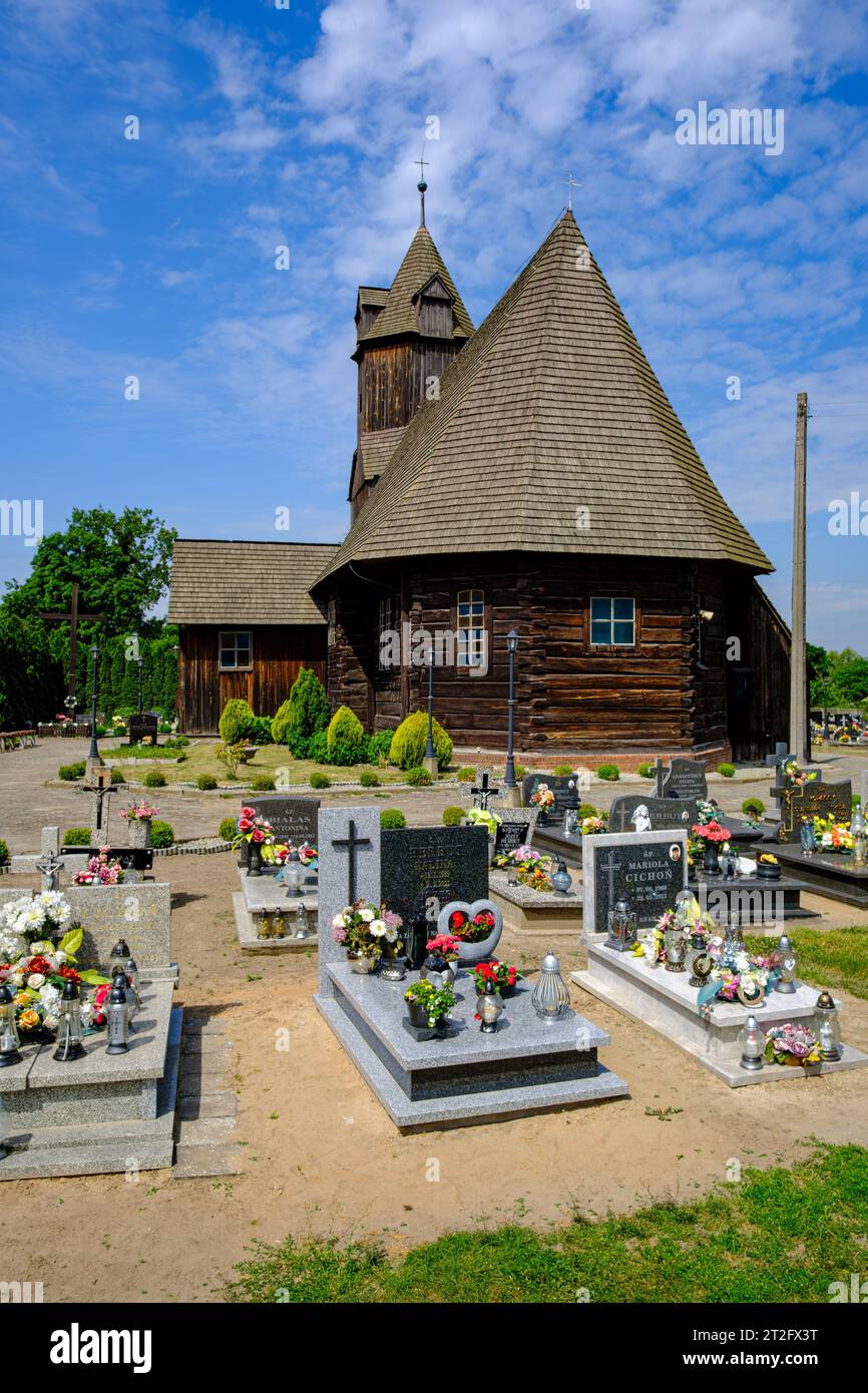 Schoenfeld Rough Timber Church of the Holy Trinity, un édifice classé de 1623 à Krzywiczyny (Schoenfeld), district de Kluczbork, Pologne. Banque D'Images