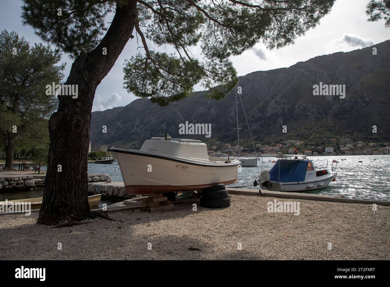 Bateau sur la terre ferme au bord de la mer de la baie de Kotor, Monténégro Banque D'Images