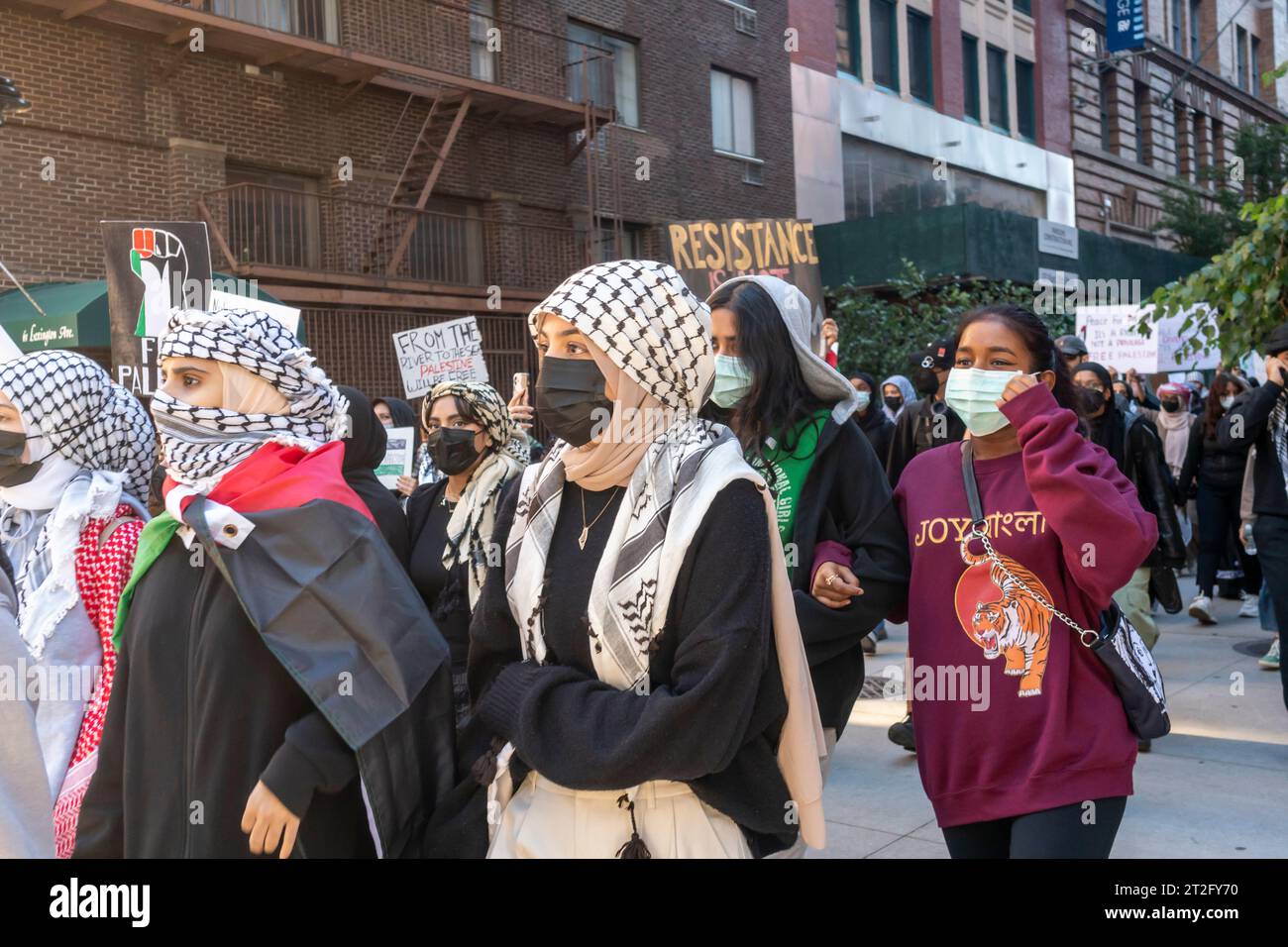 Le Baruch College et d'autres étudiants de CUNY et leurs partisans se rassemblent et défilent depuis le Baruch College à New York le vendredi 13 octobre 2023. La manifestation faisait partie de la « Journée de rage » demandée par le Hamas en réponse au bombardement israélien de Gaza après l’attaque terroriste de la semaine dernière contre Israël. (© Richard B. Levine) Banque D'Images