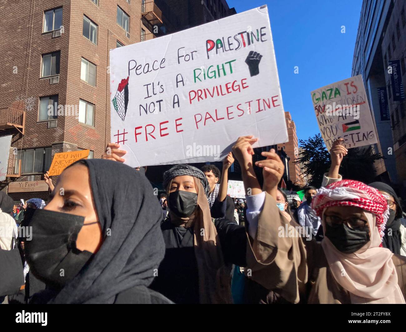 Le Baruch College et d'autres étudiants de CUNY et leurs partisans se rassemblent et défilent depuis le Baruch College à New York le vendredi 13 octobre 2023. La manifestation faisait partie de la « Journée de rage » demandée par le Hamas en réponse au bombardement israélien de Gaza après l’attaque terroriste de la semaine dernière contre Israël. (© Frances M. Roberts) Banque D'Images