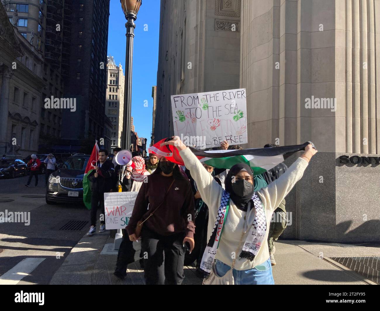 Le Baruch College et d'autres étudiants de CUNY et leurs partisans se rassemblent et défilent depuis le Baruch College à New York le vendredi 13 octobre 2023. La manifestation faisait partie de la « Journée de rage » demandée par le Hamas en réponse au bombardement israélien de Gaza après l’attaque terroriste de la semaine dernière contre Israël. (© Frances M. Roberts) Banque D'Images