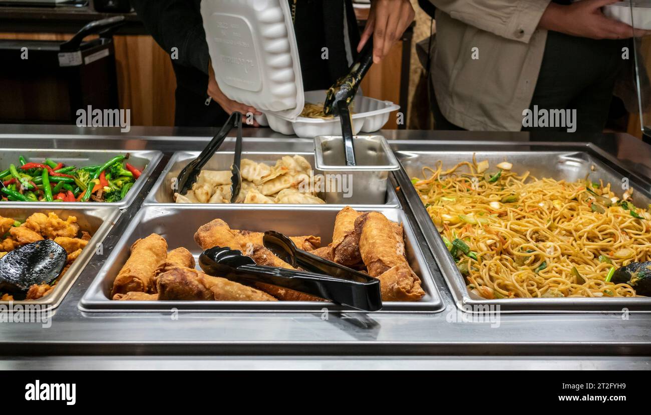 Bar de plats chauds dans le supermarché Wegmans dans l'East Village à New York le jour de l'ouverture mercredi 18 octobre 2023. La chaîne, qui a une clientèle culte, a ouvert son premier magasin à Manhattan à Astor place, un behmoth de 87 500 pieds carrés. (© Richard B. Levine) Banque D'Images