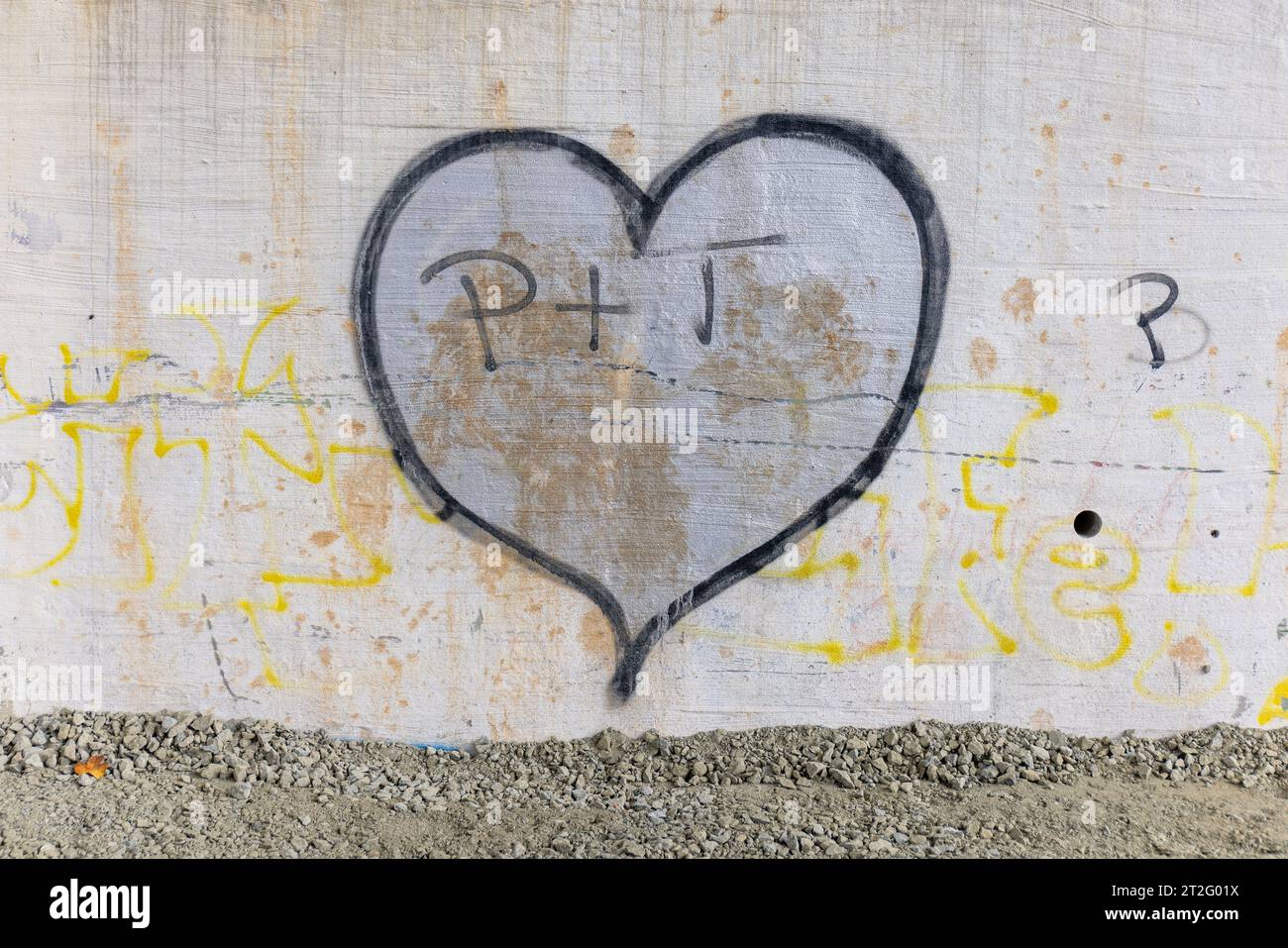 Beselich Heckholzhausen, Allemagne. 19 octobre 2023. Sur une jetée de l'ancien pont B49 Kerkerbachtal, quelqu'un a peint un graffiti de coeur pour 'P T'. Le pont en béton précontraint, construit en 1960, mesurait 135 mètres de long et 15,77 mètres de haut. Crédit : Christian Lademann/dpa/Alamy Live News Banque D'Images