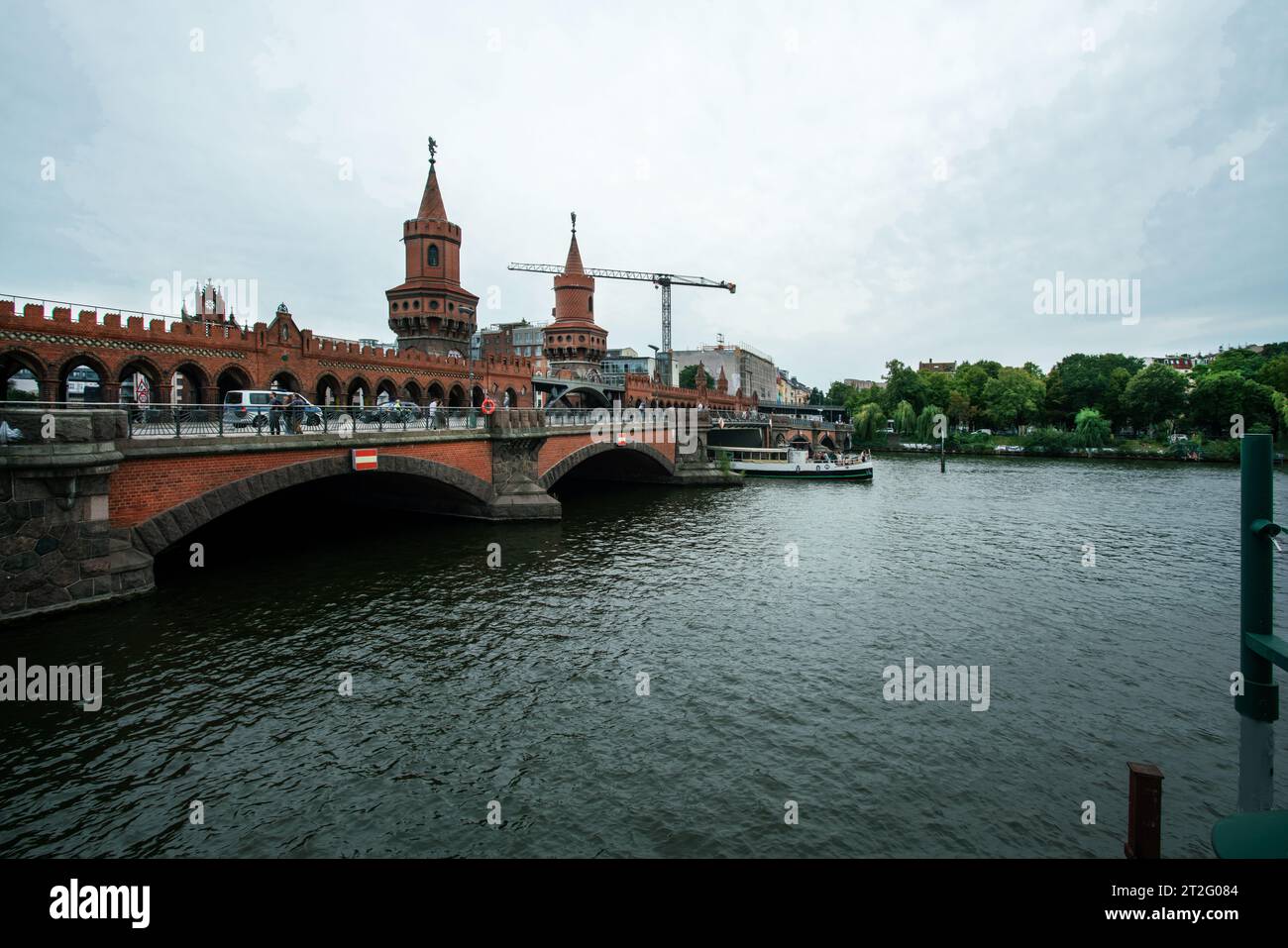Pont Oberbaumbrucke et rivière Spree, bateau d'excursion nager sous le pont à Berlin- temps nuageux dans la capitale allemande Banque D'Images