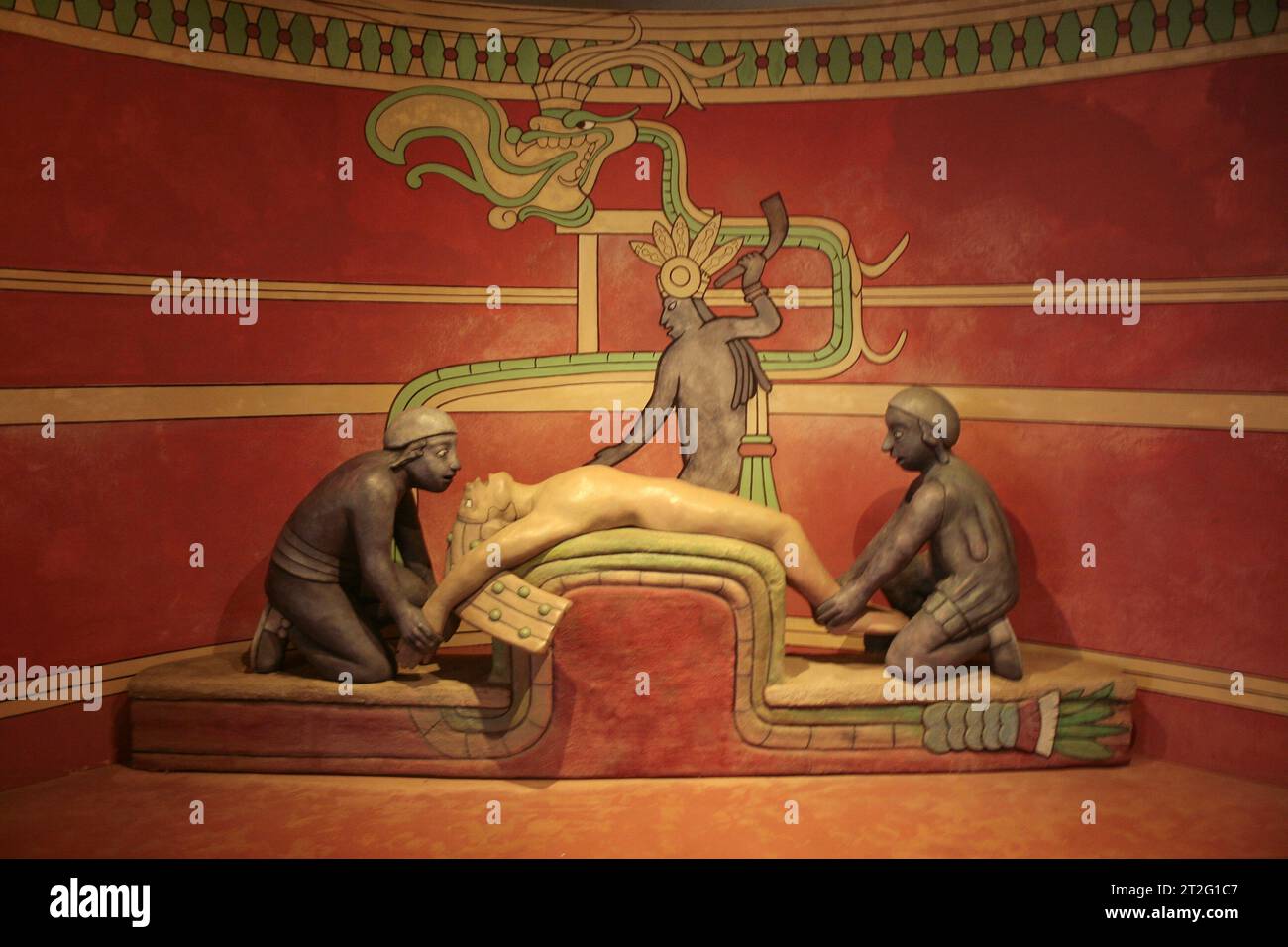 Güímar, Tenerife, Comunidad Autonoma des Canarias, Espagne. Güímar Pyramides. Musée. Scène de sacrifice tirée de la même peinture murale maya du Temple précolombien des guerriers. La peinture, illustrant un événement dans l'histoire religeuse des Mayas, montre un prisonnier à la peau claire avec un long yellowhair sacrifié par des ravisseurs à la peau foncée. Banque D'Images