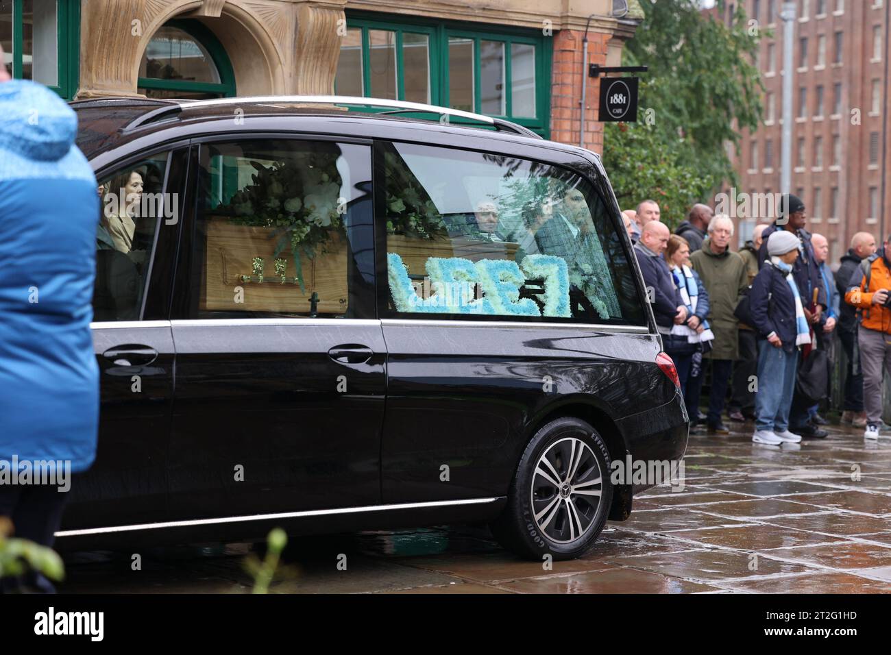 Manchester, Royaume-Uni, 19 octobre 2023. Le Herse portant le cercueil de l'ancien joueur de Manchester City et président Francis Lee arrive pour ses funérailles à la cathédrale de Manchester. Francis Lee est décédé plus tôt ce mois-ci à la suite d’une longue bataille contre le cancer. Il marque 148 buts en 330 apparitions pour le club entre 1967 et 74. Photo prise le jeudi 19 octobre 2023. (Photo : Pat Scaasi | MI News) crédit : MI News & Sport / Alamy Live News Banque D'Images