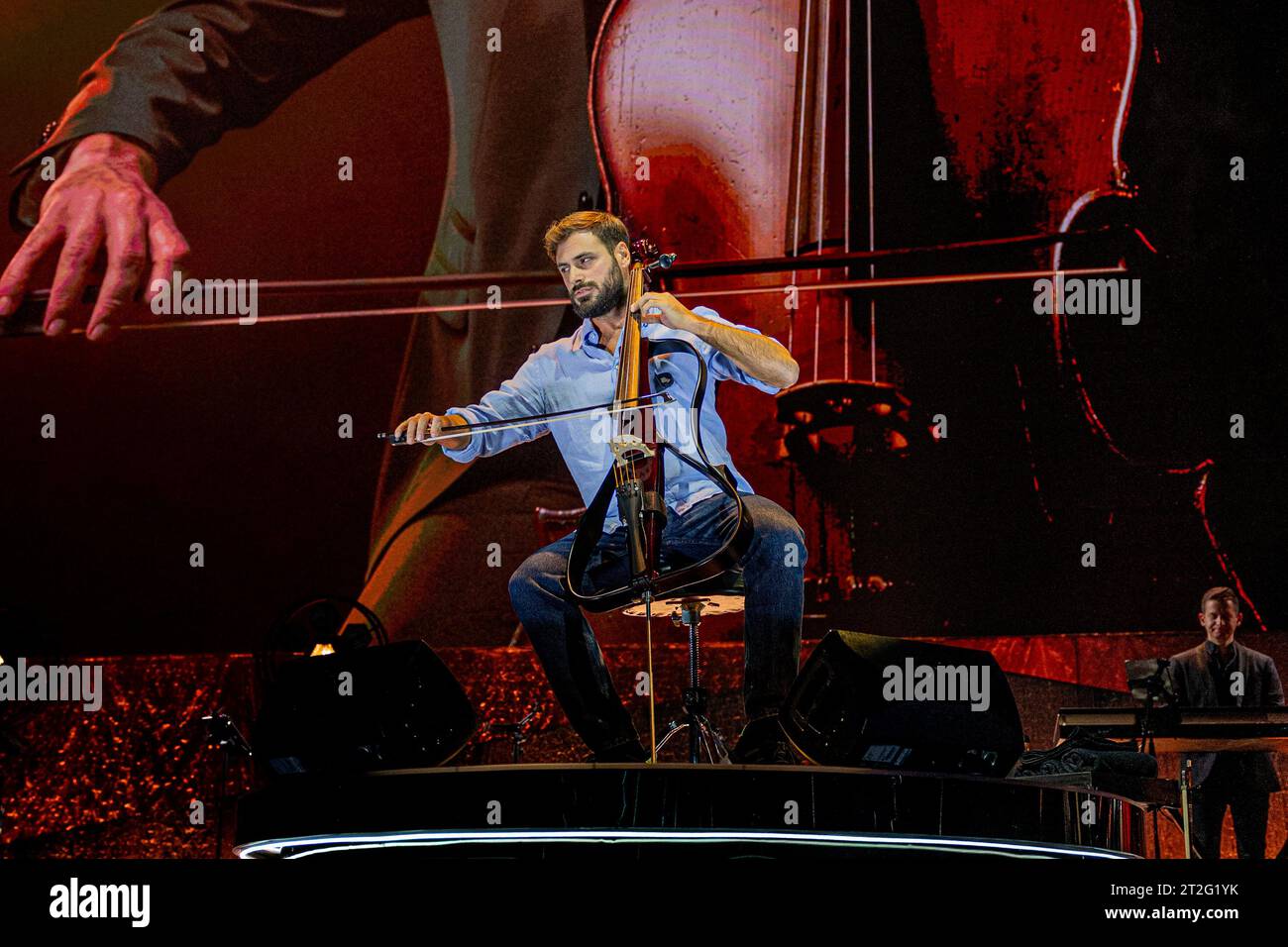 Italie 18 octobre 2023 Stjepan Hauser - Rebel with a Cello Tour - Live at Mediolanum Forum Milan © Andrea Ripamonti / Alamy Banque D'Images