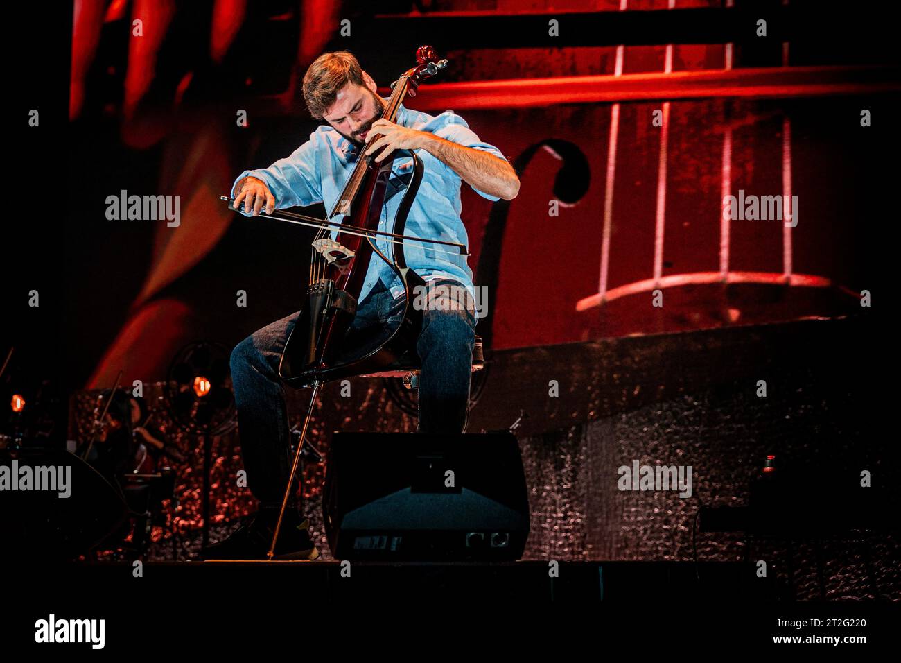 Italie 18 octobre 2023 Stjepan Hauser - Rebel with a Cello Tour - Live at Mediolanum Forum Milan © Andrea Ripamonti / Alamy Banque D'Images