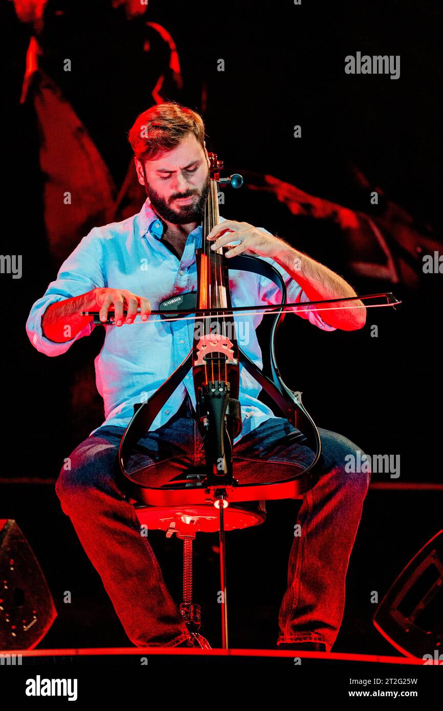 Italie 18 octobre 2023 Stjepan Hauser - Rebel with a Cello Tour - Live at Mediolanum Forum Milan © Andrea Ripamonti / Alamy Banque D'Images