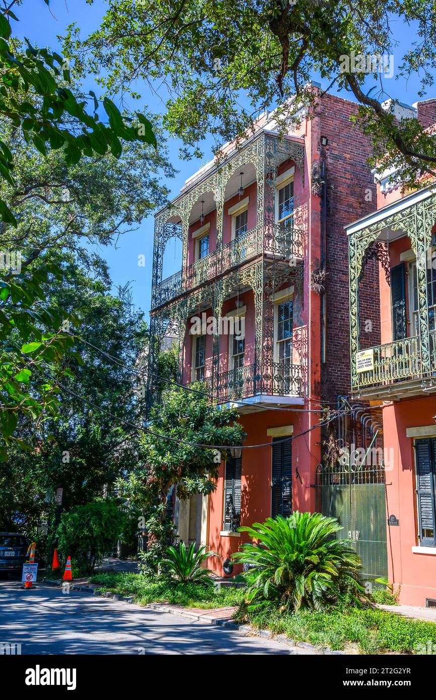 LA NOUVELLE-ORLÉANS, LA, USA - 17 SEPTEMBRE 2023 : résidence historique de style italien sur Esplanade Avenue dans le quartier Marigny Banque D'Images