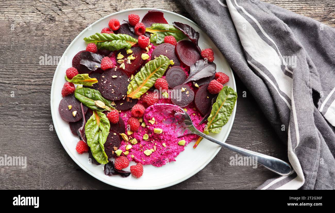 Salade de betterave saine à la framboise, prière rouge, noix. Banque D'Images