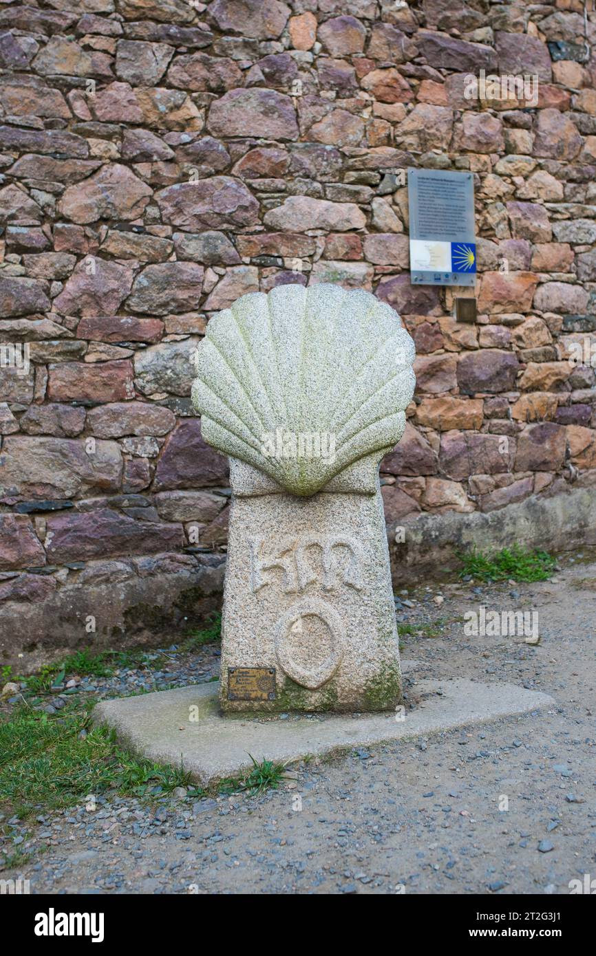 La coquille Saint-Jacques marquant le point de départ du pèlerinage du Camino de Santiago à l'abbaye de Beauport, située à Paimpol, Bretagne, France. Banque D'Images