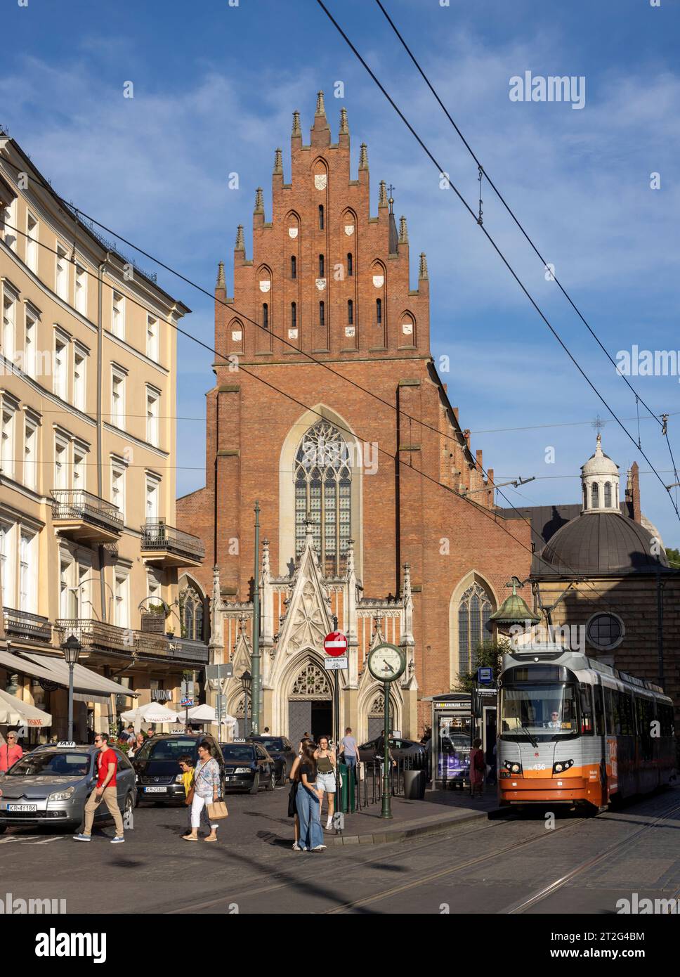 Tram sur la rue Dominikańska en face de la Basilique de la Sainte Trinité, Cracovie, Pologne Banque D'Images