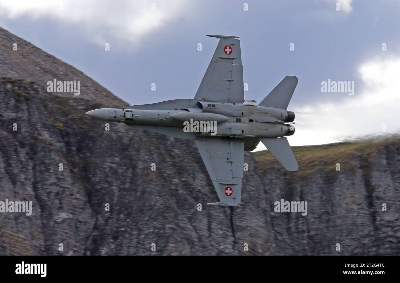 Ein Kampfflugzeug der Schweizer Luftwaffe vom Typ McDonnell Douglas FA-18C Hornet. Flugvorführungen der Schweizer Luftwaffe auf dem Fliegerschiessplatz Axalp-Ebenfluh am 18. Oktober 2023. Axalp ob Brienz Kanton Bern Schweiz *** A Swiss Air Force McDonnell Douglas FA 18C Hornet démonstrations de vol d'avion de chasse à Axalp Ebenfluh le 18 octobre 2023 Axalp ob Brienz Canton Berne Suisse crédit : Imago/Alamy Live News Banque D'Images