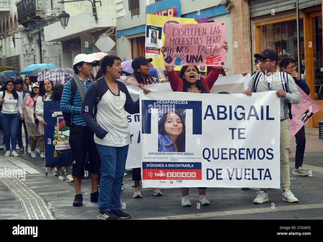 CUENCA-PLANTON-DESAPARECIA ABIGAIL Cuenca, Ecuador 19 de octubre de 2023 la manana de hoy estudiantes de la Universidad de Cuenca salieron para exigir la busqueda de Abigail Supligüicha Carchi, de 19 anos, quien desapareciera el sabado 7 de octubre en la Ciudad de Cuenca. Los estudiantes realizaron el planton en las afueras de la gobernacion del Azuay para luego dirigirse a la Fiscalia del Azuay. foto Boris Romoleroux/API. CLJ-CUENCA-PLANTON-DESAPARECIDAABIGAIL-6841aa279270779a50c260570630c1ab *** CUENCA PLANTON DISPARU ABIGAIL Cuenca, Équateur 19 octobre 2023 ce matin étudiants de l'Université Banque D'Images