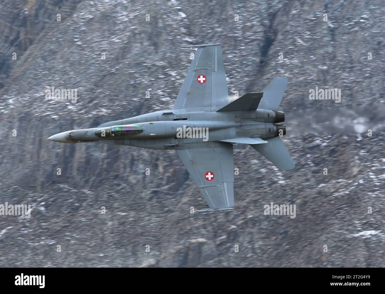 Ein Kampfflugzeug der Schweizer Luftwaffe vom Typ McDonnell Douglas FA-18C Hornet. Flugvorführungen der Schweizer Luftwaffe auf dem Fliegerschiessplatz Axalp-Ebenfluh am 18. Oktober 2023. Axalp ob Brienz Kanton Bern Schweiz *** A Swiss Air Force McDonnell Douglas FA 18C Hornet démonstrations de vol d'avion de chasse à Axalp Ebenfluh le 18 octobre 2023 Axalp ob Brienz Canton Berne Suisse crédit : Imago/Alamy Live News Banque D'Images