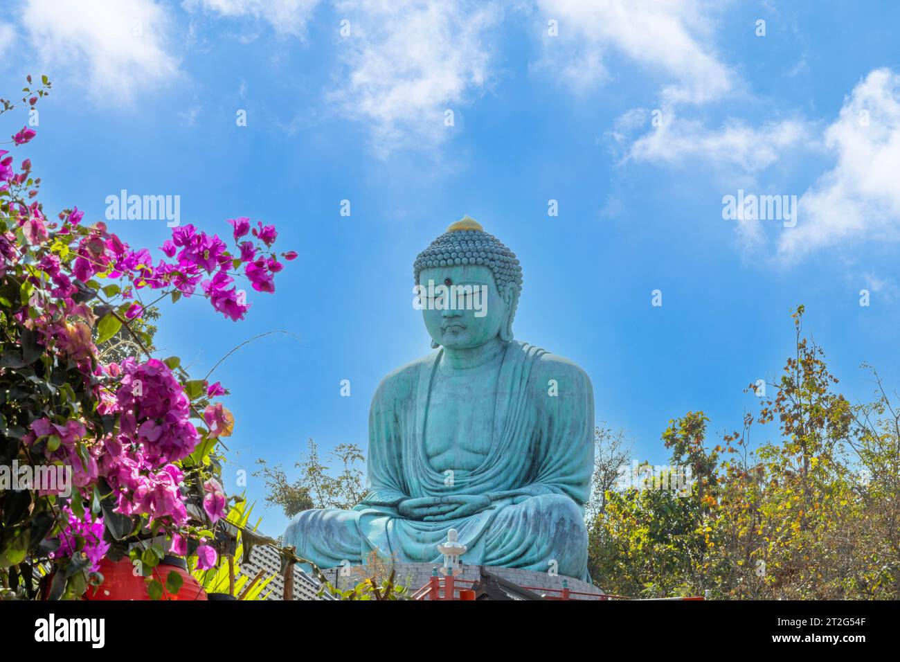Le Grand Bouddha (Daibutsu) statue en bronze du temple bouddhiste Wat Doi Phra Chan-in, temple japonais Banque D'Images