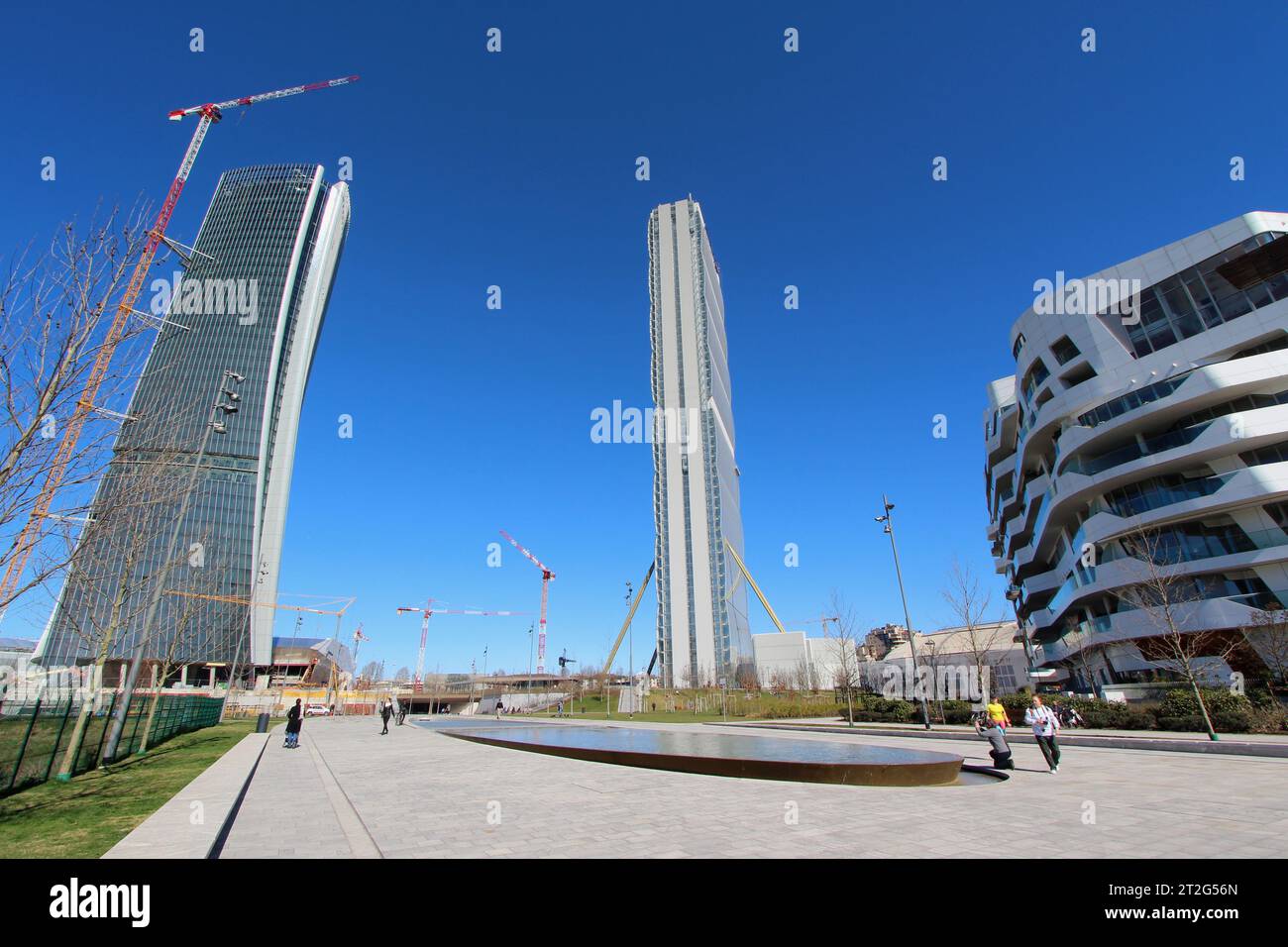 Milan, Italie. Résidence Hadid, tour Isozaki et tour Hadid en construction dans le nouveau complexe City Life, vue depuis Elsa Morante squar Banque D'Images