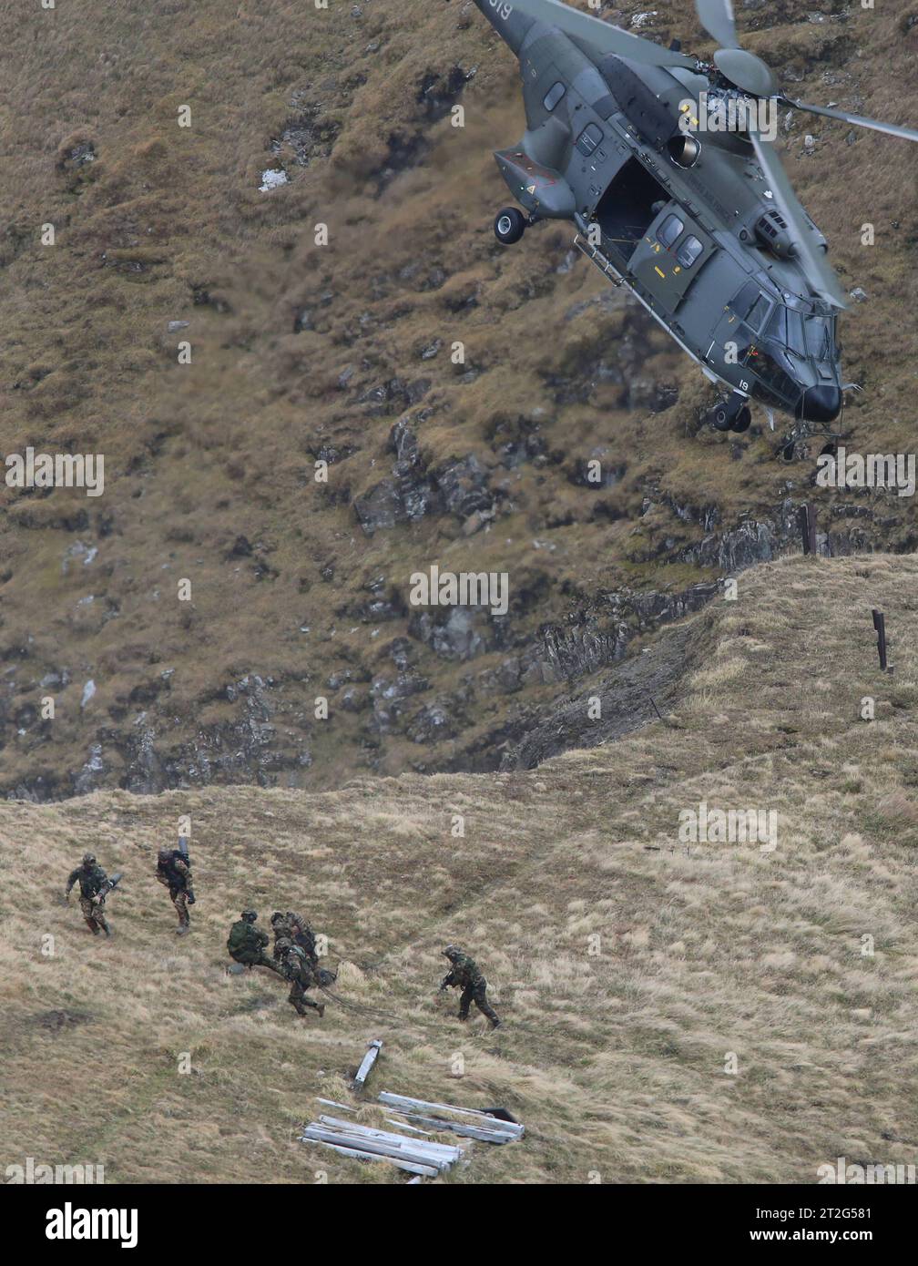 Ein Helikopter der Schweizer Luftwaffe vom Typ Aerospatiale AS-332 M1 Super Puma mit der Kennung T-319 verbringt Soldaten des Schweizer Kommando Spezialkräfte KSK zum Einsatzort auf der Axalp. Die Kommandotrupps wurden aus dem Helikopter abgeseilt. Flugvorführungen der Schweizer Luftwaffe auf dem Fliegerschiessplatz Axalp-Ebenfluh am 18. Oktober 2023. Axalp ob Brienz Kanton Bern Schweiz *** Un hélicoptère de l'armée de l'air suisse de type Aerospatiale AS 332 M1 Super Puma immatriculé T 319 transporte des soldats du Commandement des forces spéciales suisses KSK vers le site de déploiement sur l'Axalp le com Banque D'Images