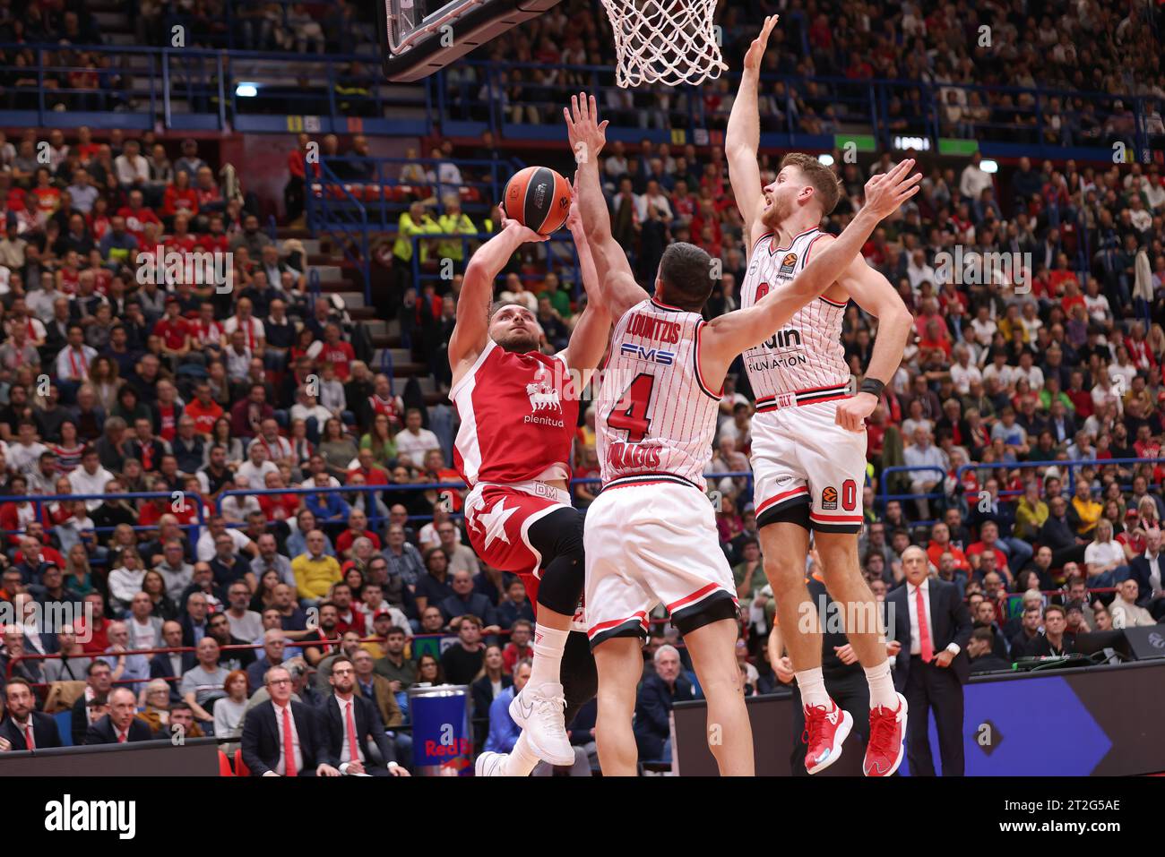 Milan, Italie. 17 octobre 2023. Italie, Milan, octobre 17 2023 : Stefano Tonut (Armani Milan) 2 points tirés au 2e quart-temps lors du match de basket EA7 Emporio Armani Milan vs Olympiacos Piraeus, Euroleague 2023-24 tour 3 (photo de Fabrizio Andrea Bertani/Pacific Press/Sipa USA) crédit : SIPA USA/Alamy Live News Banque D'Images