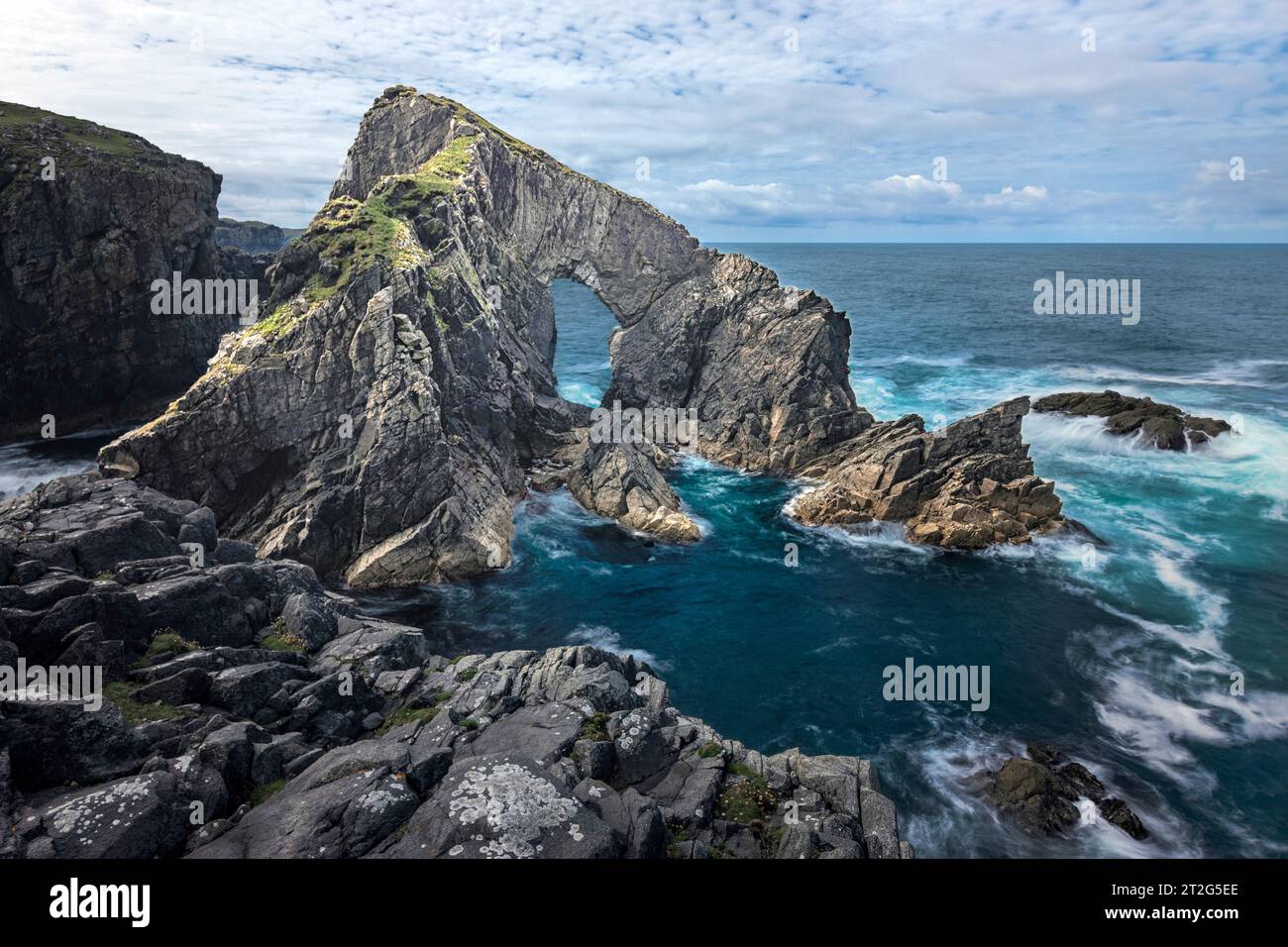 STAC a’ Phris Arch, une arche rocheuse naturelle imposante sur l’île de Lewis, en Écosse. Banque D'Images
