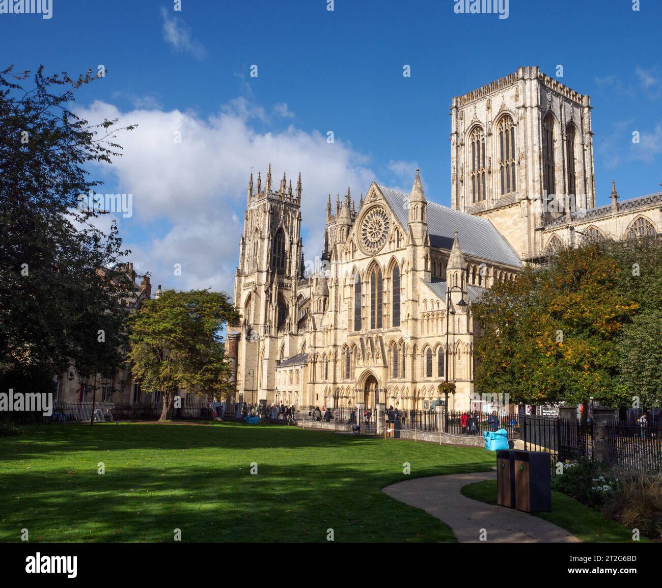 York Minster, aspect sud vu du nouveau jardin Banque D'Images
