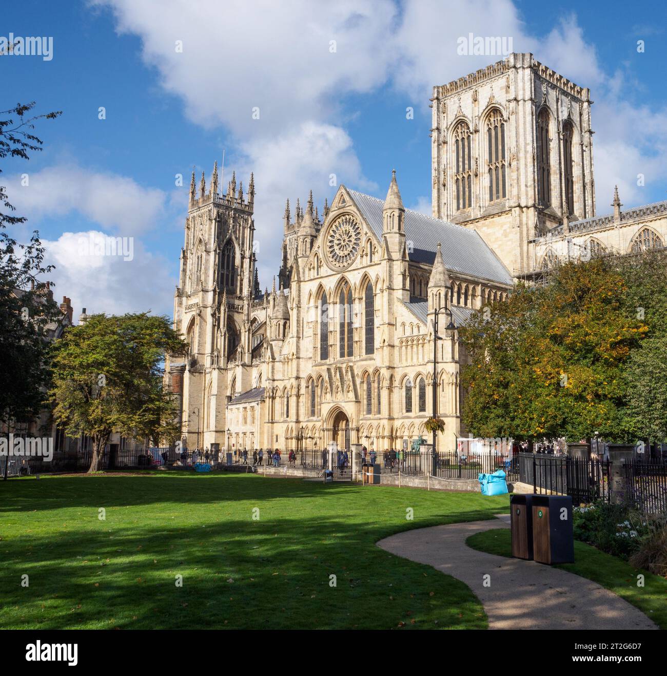 York Minster, aspect sud vu du nouveau jardin Banque D'Images