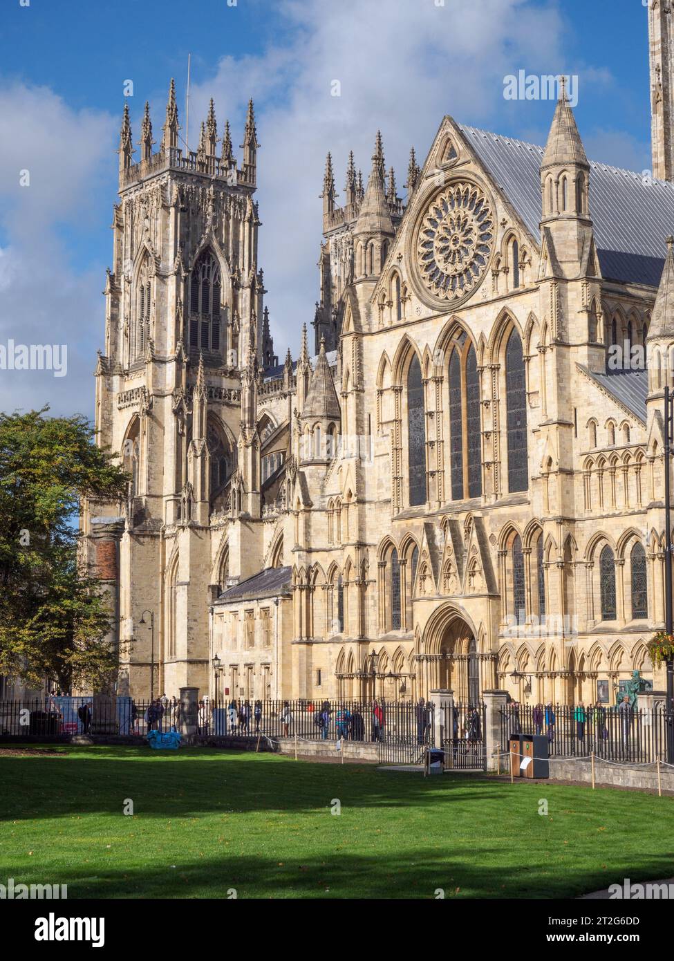 York Minster, aspect sud vu du nouveau jardin Banque D'Images