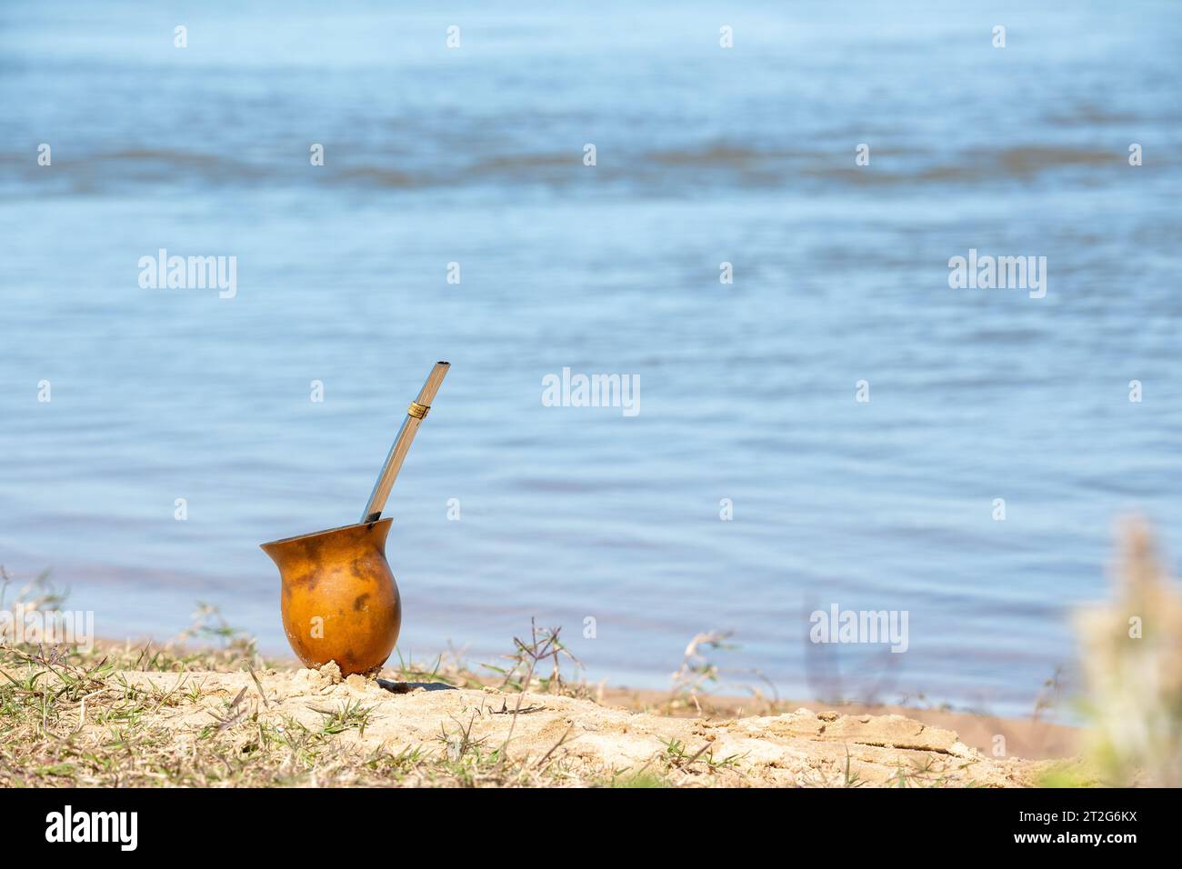 Accoupler avec une ampoule, reposant sur le sable sur les rives de la rivière, en arrière-plan, vous pouvez voir l'eau et les îles. Banque D'Images