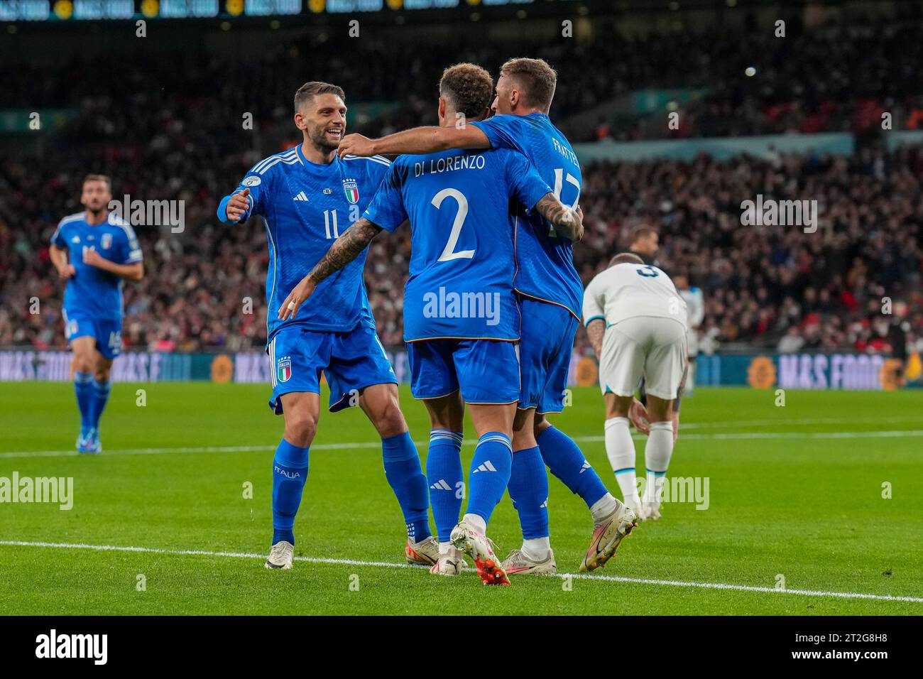 Londres, Royaume-Uni. 17 octobre 2023. Domenico Berardi (Sassuolo) d'Italie, Giovanni Di Lorenzo (Napoli) d'Italie et Davide Frattesi (Inter Milan) d'Italie célèbrent le but d'ouverture lors du match international entre l'Angleterre et l'Italie au stade de Wembley, Londres, Angleterre, le 17 octobre 2023. Photo de David Horn. Crédit : Prime Media Images/Alamy Live News Banque D'Images