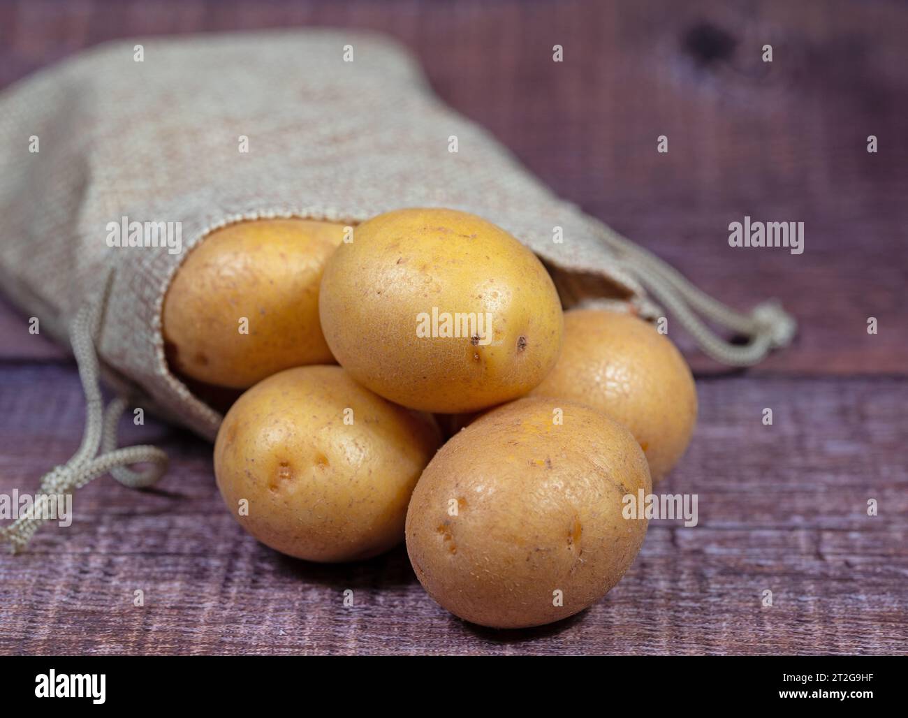 Pommes de terre dans un sac de jute Banque D'Images