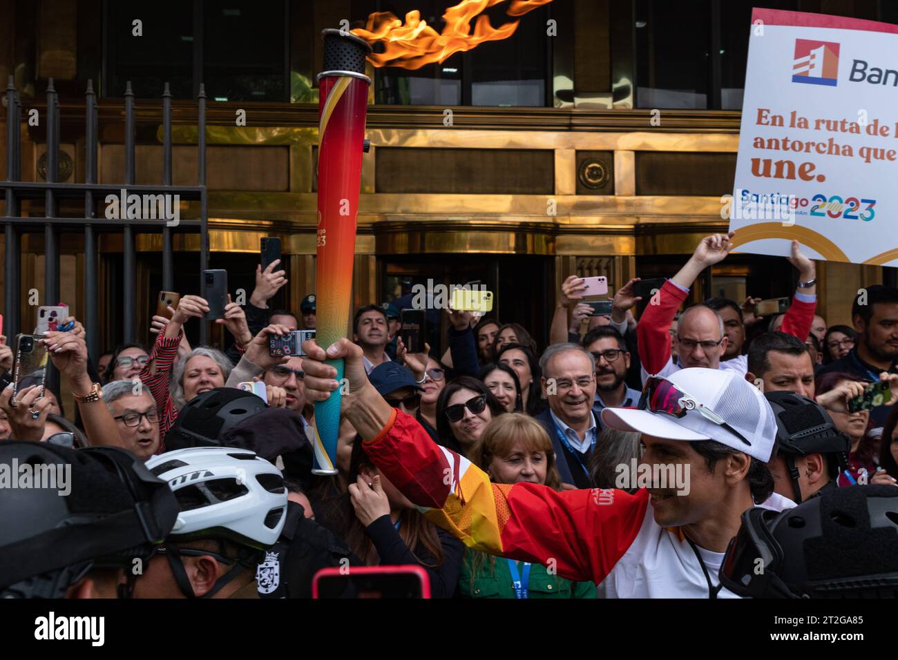 Santiago, région métropolitaine, Chili. 19 octobre 2023. Relais de la flamme de la torche pour les Jeux panaméricains de 2023 à Santiago, Chili. 19 octobre 2023. (Image de crédit : © Joshua Arguello/ZUMA Press Wire) USAGE ÉDITORIAL SEULEMENT! Non destiné à UN USAGE commercial ! Banque D'Images