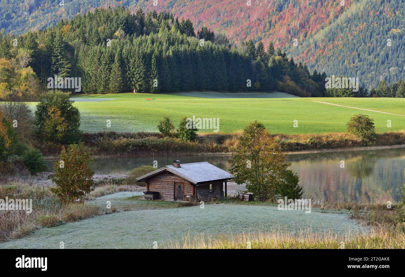 Cabane de pêche au bord d'un lac de montagne en Autriche, par une froide journée d'automne Banque D'Images