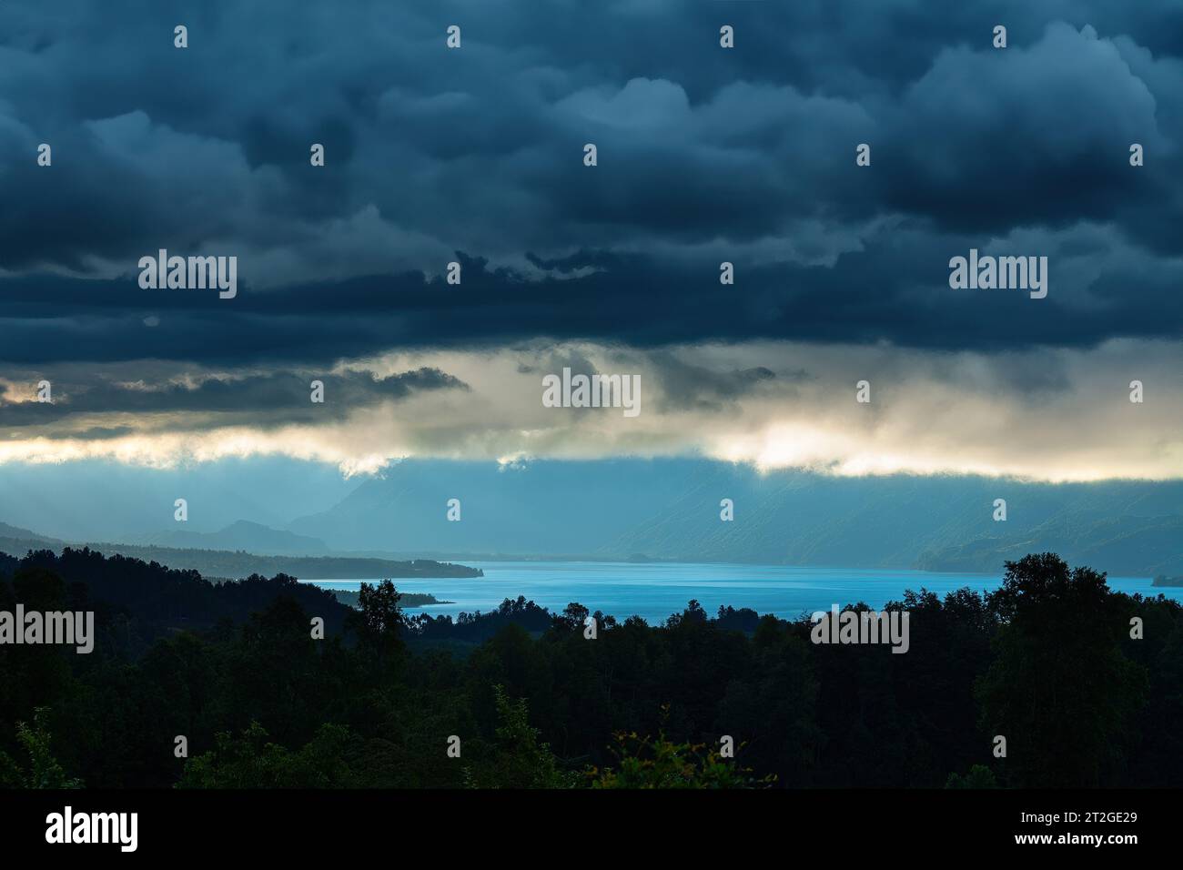 Nuages orageux au-dessus du lac Villarrica dans la région d'Araucanie, Chili Banque D'Images