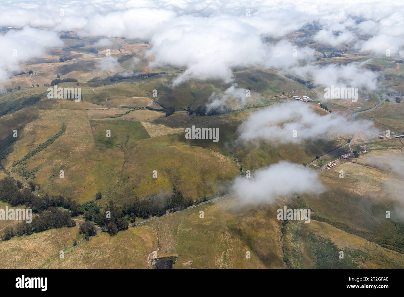 Les nuages dérivent au-dessus des collines du pays viticole avec vue aérienne des fermes et des vignobles ci-dessous Banque D'Images