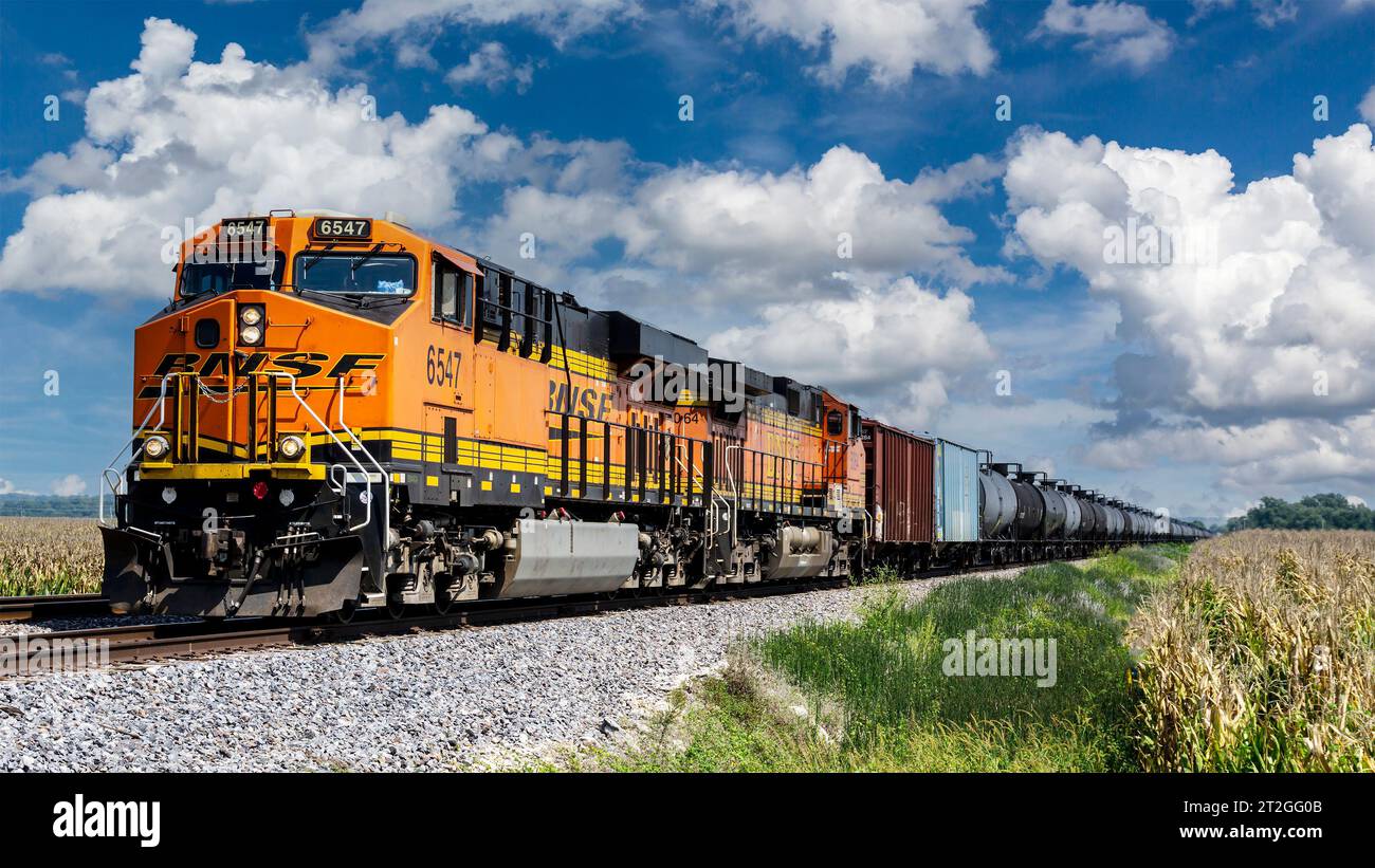 St. Charles, Mo États-Unis 5 septembre 2023, train de marchandises voyageant vers l'ouest à travers des terres agricoles dans une partie rurale de St. Charles County sous un ciel rempli de nuages Banque D'Images