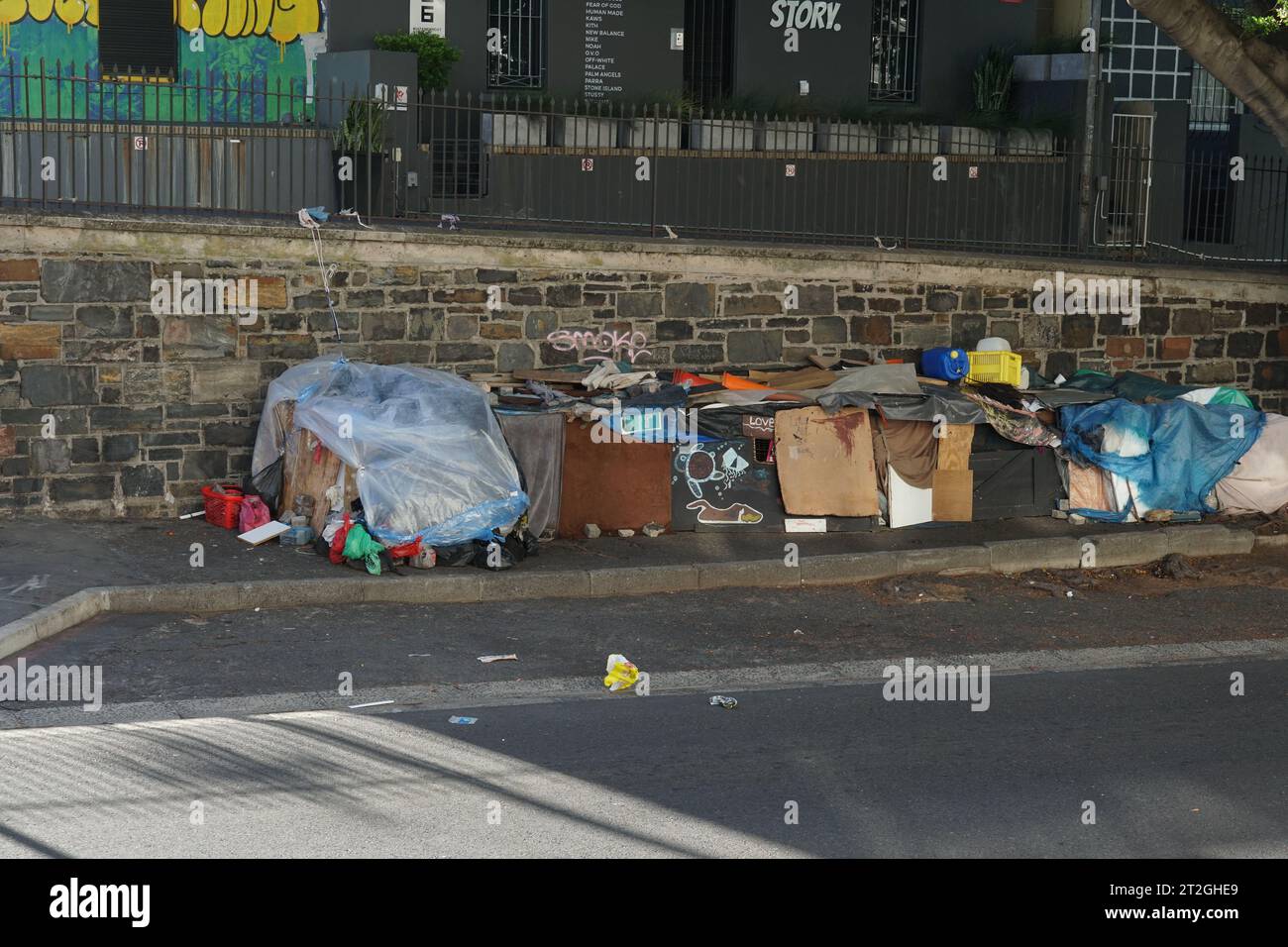 Abri pour sans-abri dans la rue du Cap fabriqué à partir de cartons de papier, panneaux de bois et bâches en plastique. Banque D'Images