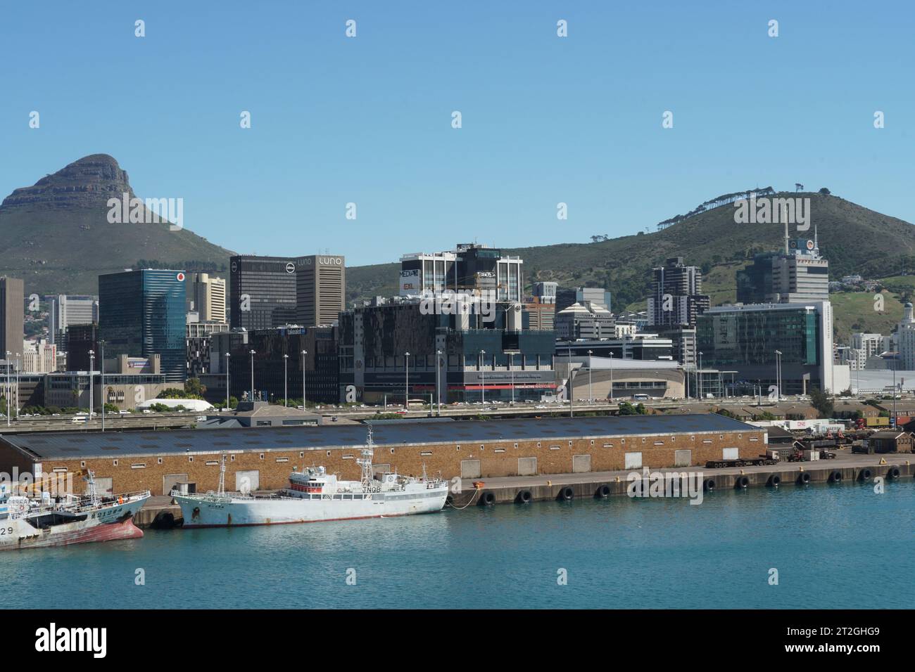 Paysage urbain du Cap avec des bâtiments modernes et sur fond est Lion's Head et signal Hill sous le ciel bleu observé depuis le port. Banque D'Images