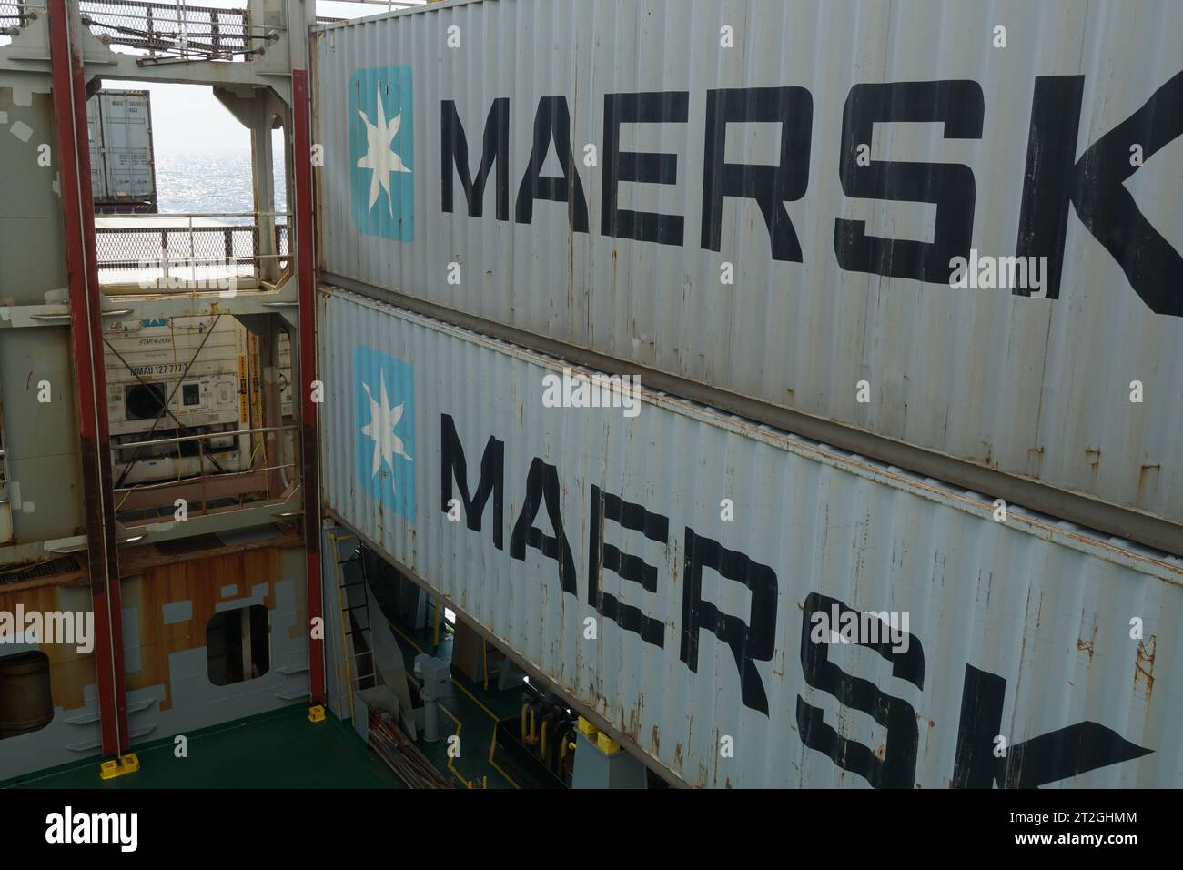 Conteneur gris de la société Maersk avec logo en étoile blanche arrimé sur le porte-conteneurs, Banque D'Images