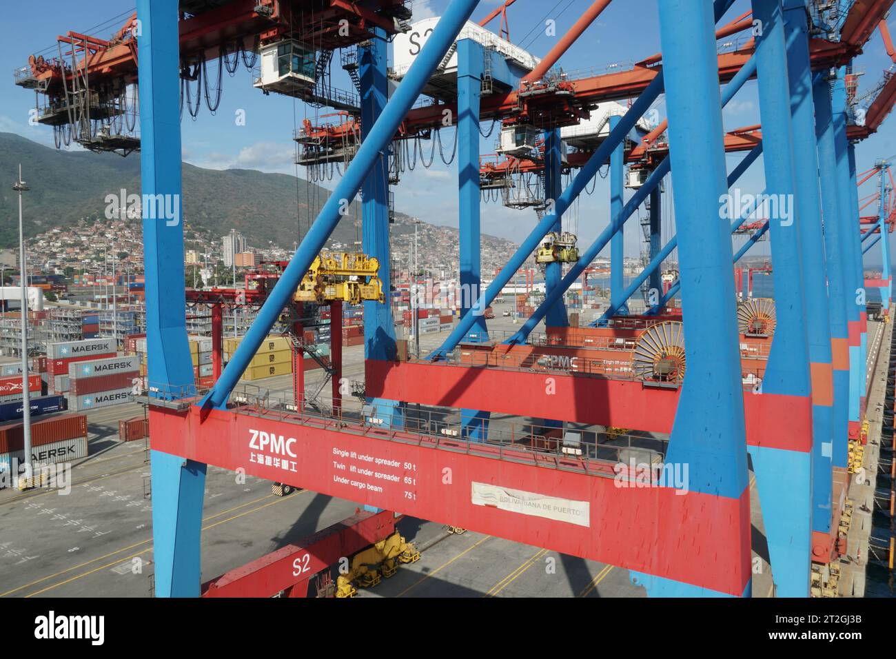 Grues portiques dans le terminal à conteneurs moderne dans le port de la Guaira observé depuis le cargo amarré. Banque D'Images