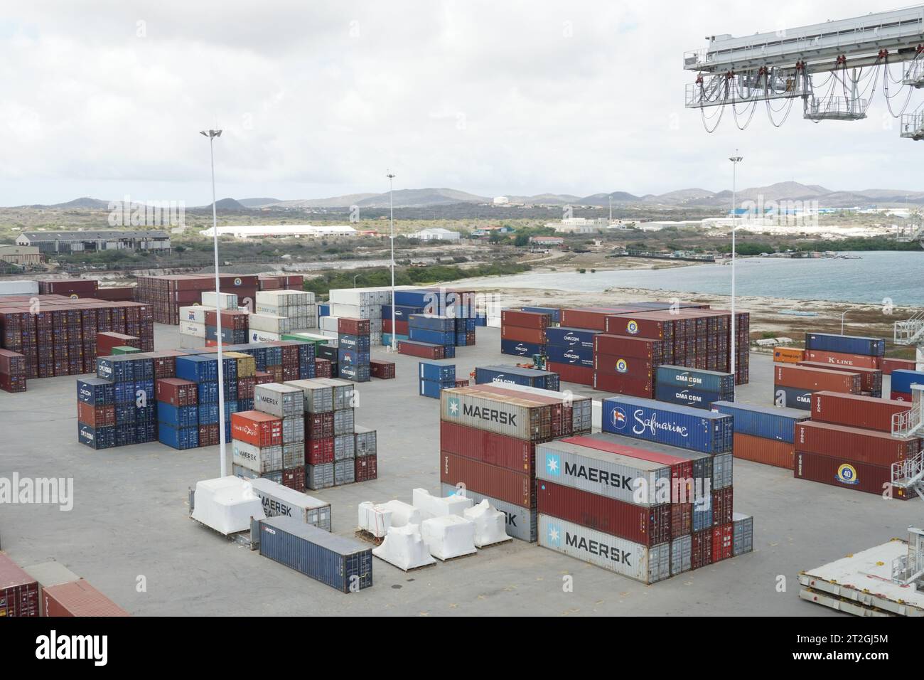Terminal à conteneurs avec conteneurs arrimés de différents expéditeurs dans le port de Barcadera à Aruba. Banque D'Images